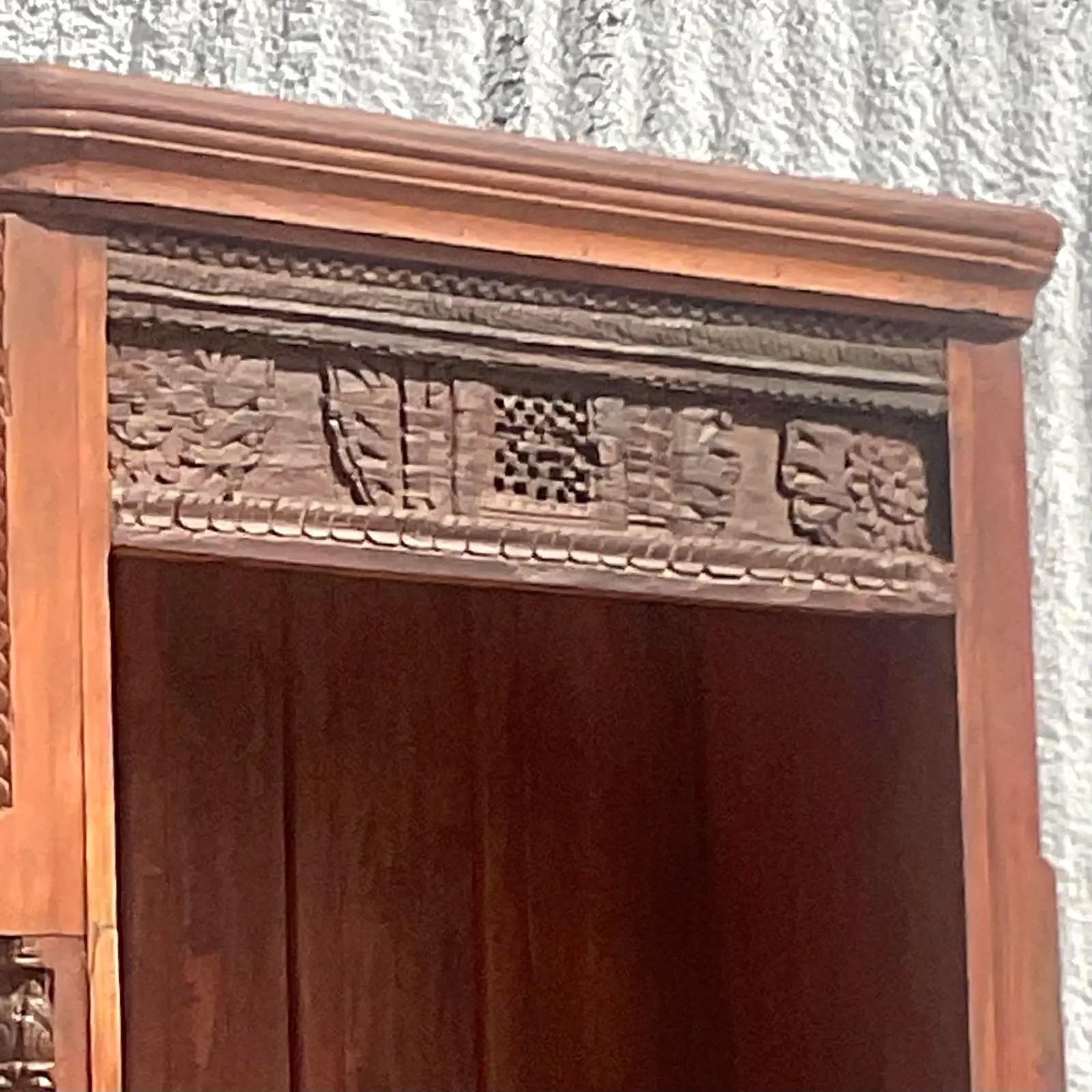Un fantástico armario boho vintage. Un elegante diseño marroquí tallado a mano con herrajes de metal pesado. Perfecto como armario, mueble de almacenaje o incluso un elegante bar seco. Adquirida a una finca de Palm Beach.