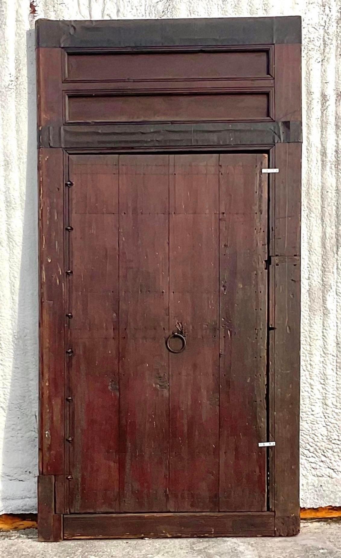 Verleihen Sie Ihrem Raum exotischen Charme mit unserer geschnitzten marokkanischen Vintage-Boho-Holztür mit Messingdetails. Dieses atemberaubende Möbelstück verbindet traditionelle marokkanische Handwerkskunst mit amerikanischem Bohème-Stil. Die