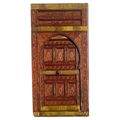 Porte marocaine bohème vintage en bois sculpté avec détails en laiton