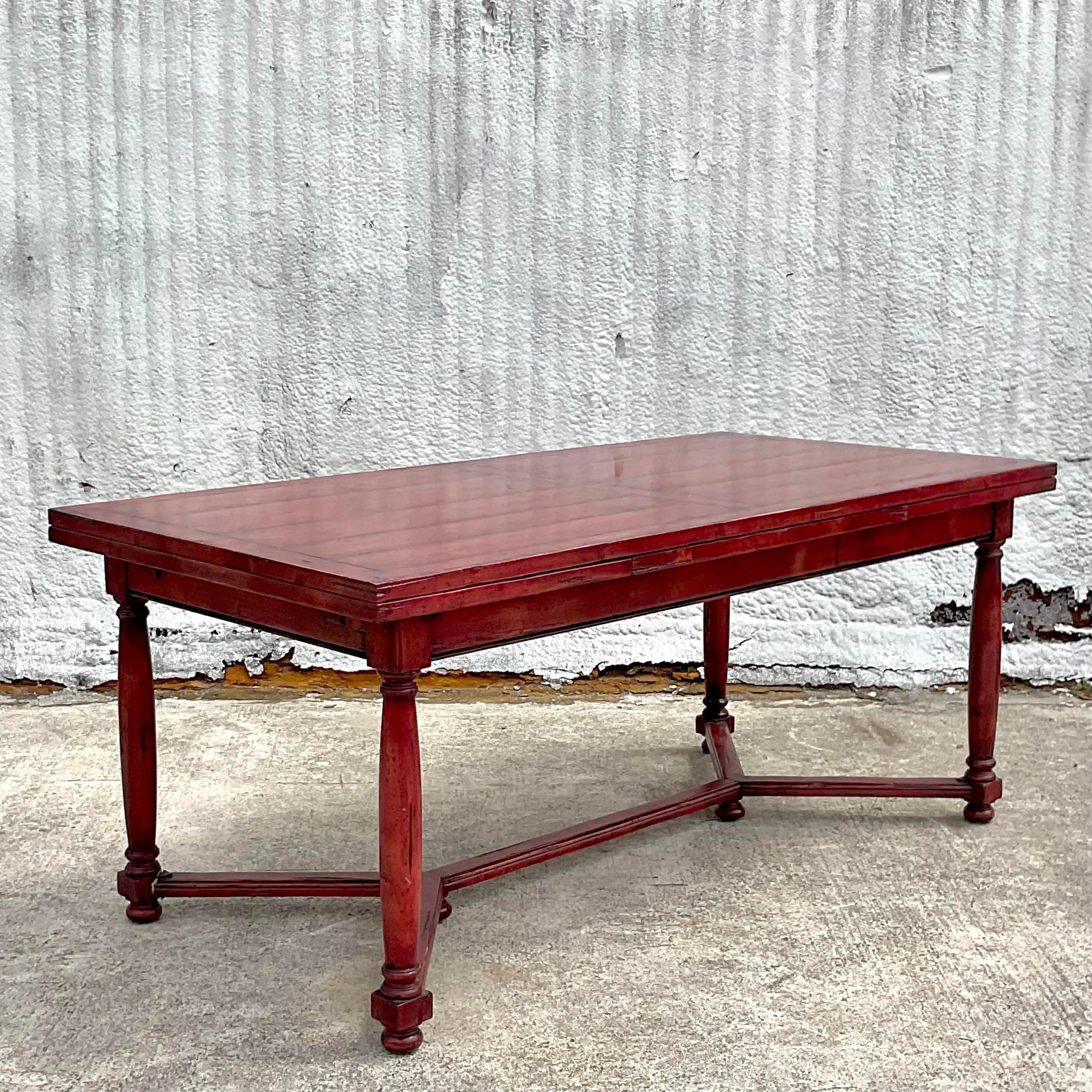 Américain Vieille table de ferme Boho marocaine rouge en bois de récupération à rallonge en vente