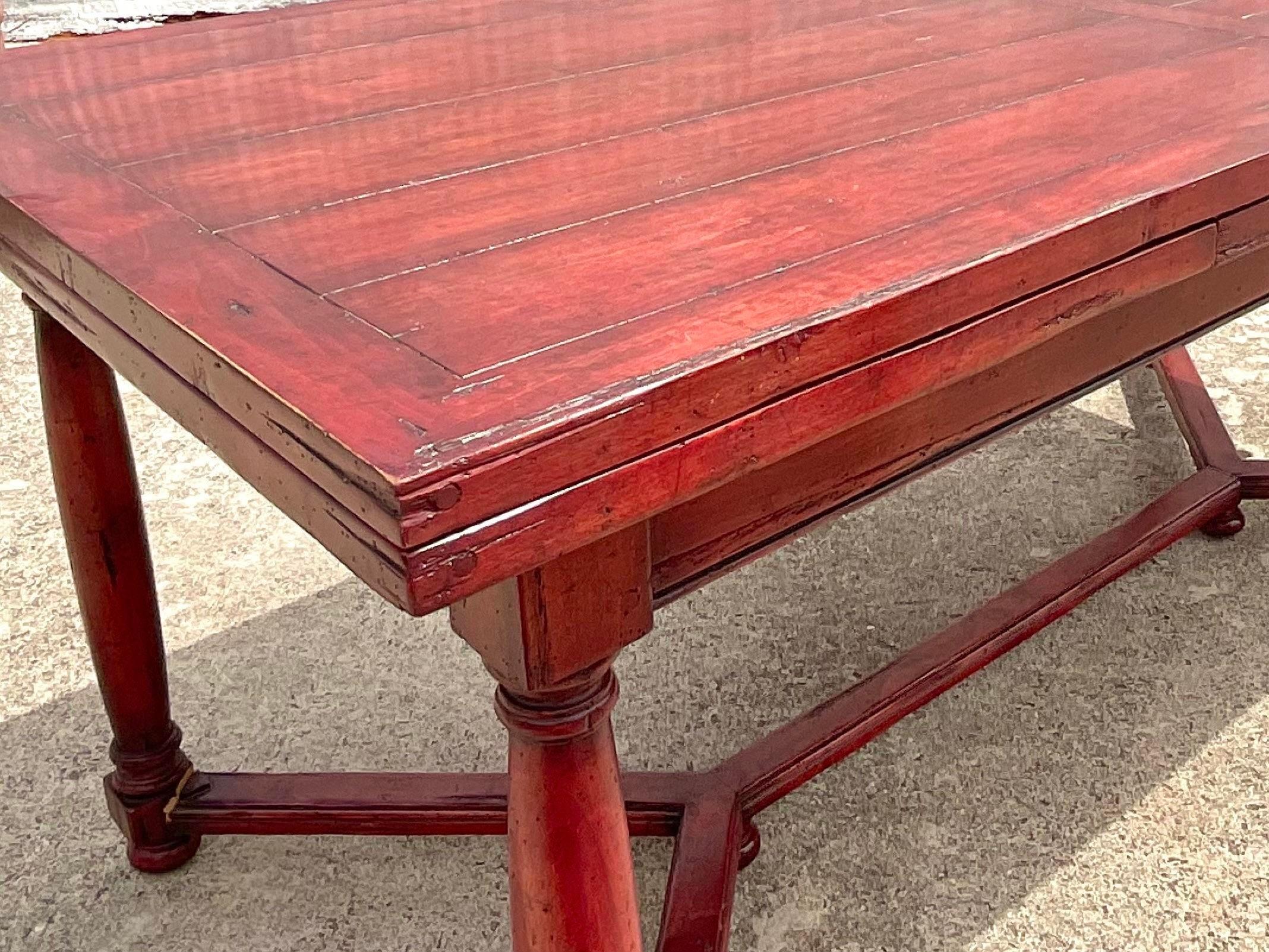 Vieille table de ferme Boho marocaine rouge en bois de récupération à rallonge Bon état - En vente à west palm beach, FL