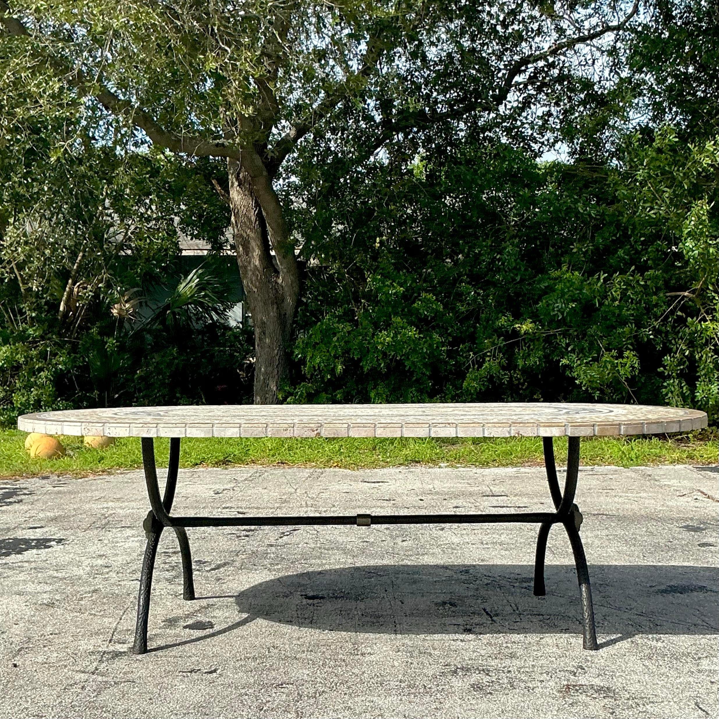 Esta Mesa de Mosaico Boho Vintage sobre Pedestal en X de Bronce combina arte y elegancia en una pieza impactante. El tablero de la mesa presenta un vibrante diseño de mosaico hecho a mano que añade textura y un toque de color, mientras que la