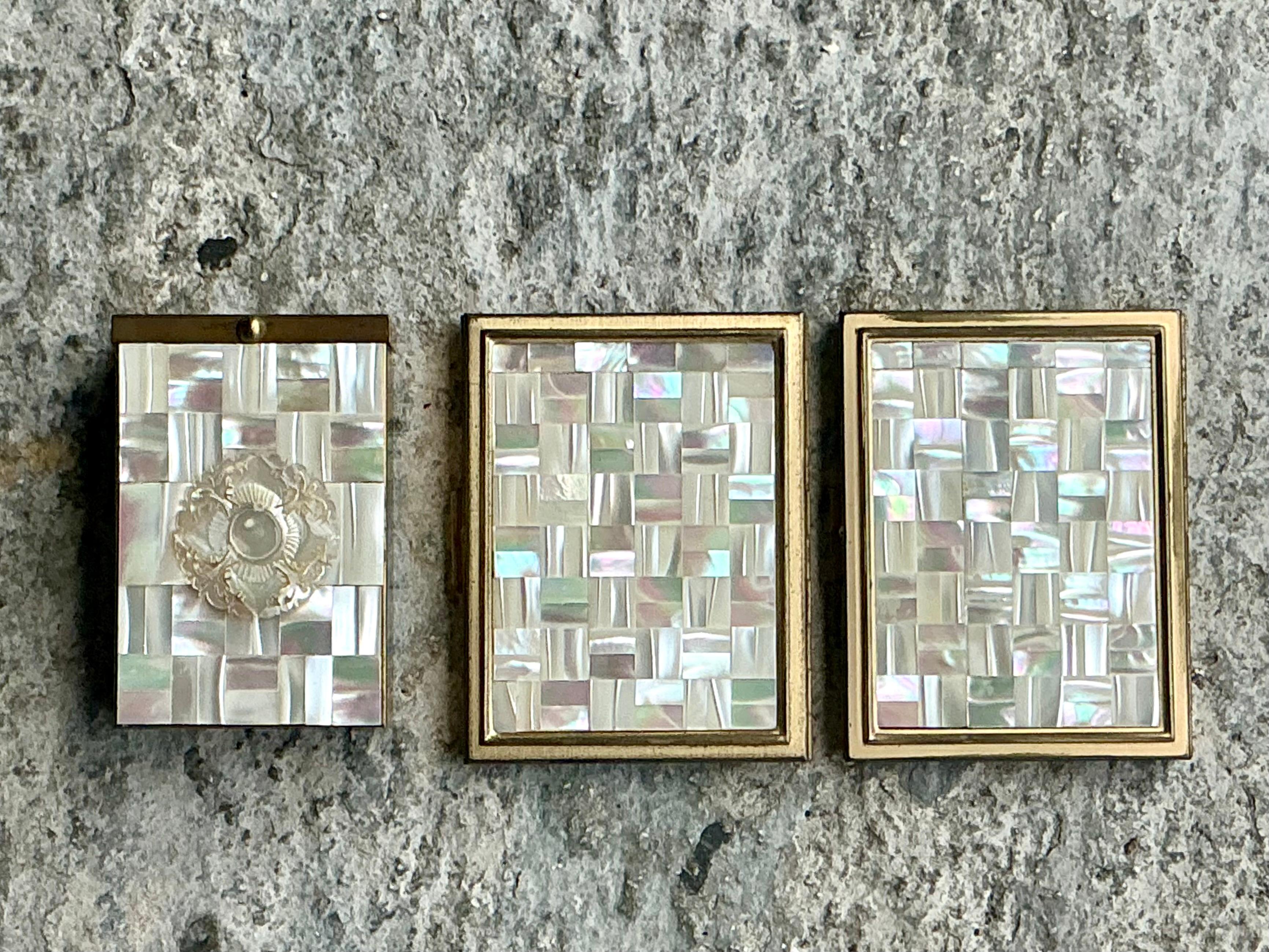 Vintage Boho Mother of Pearl Compacts- Set of 3 In Good Condition For Sale In West Palm Beach, FL