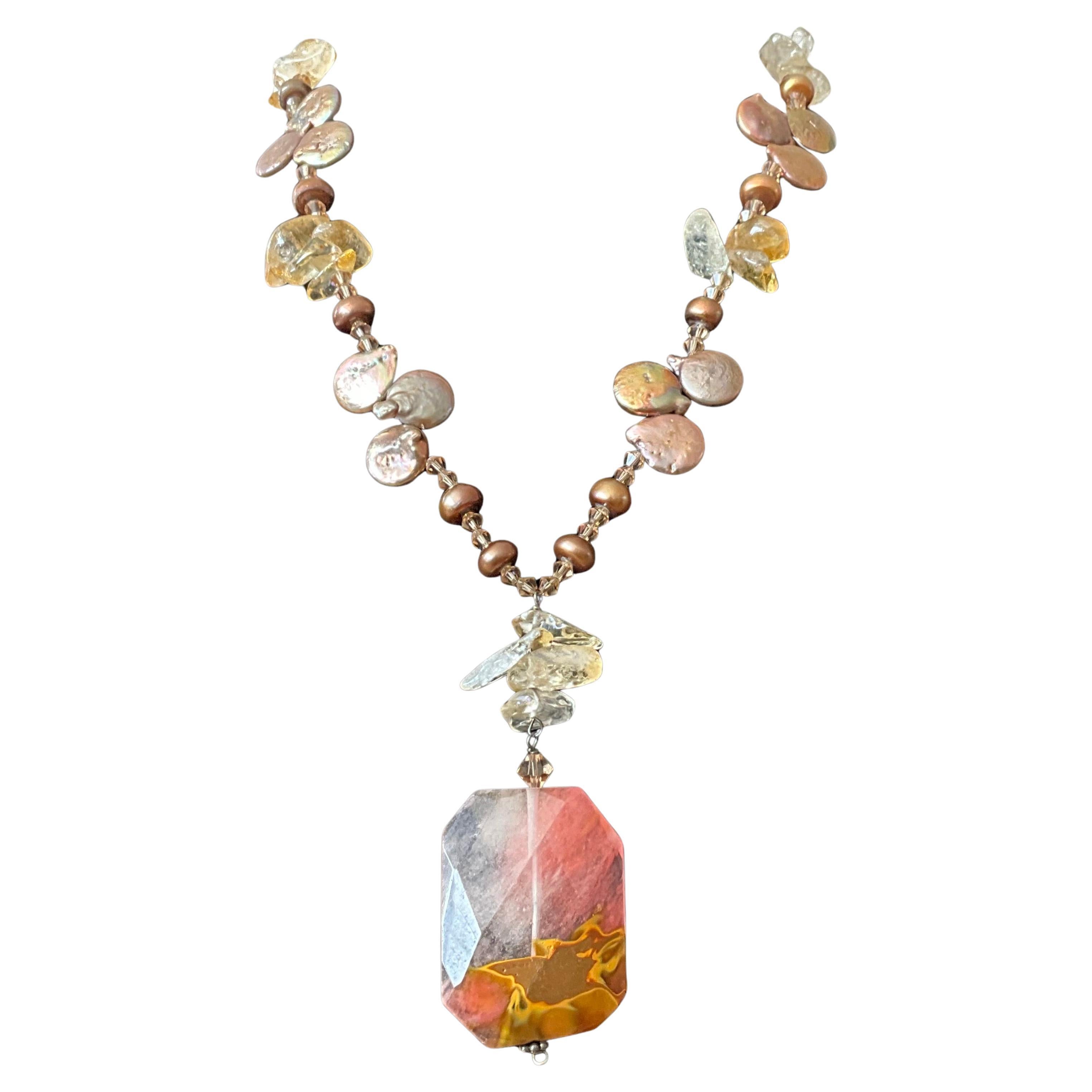 Ce collier vintage Boho à pierres multiples est une célébration vibrante de la couleur, de la texture et de l'élégance terrienne. Avec un mélange éclectique de pierres naturelles et de fausses perles, chaque perle est façonnée de manière unique et