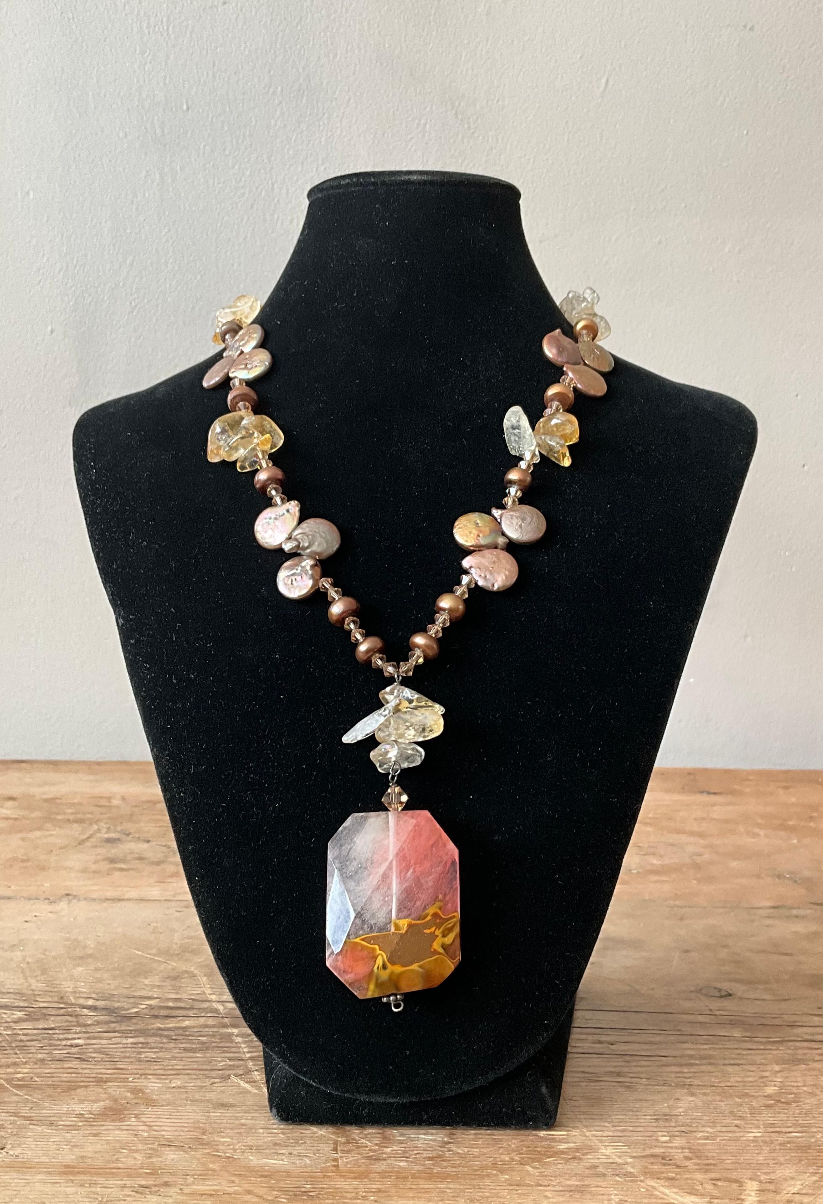 Collier Vintage Boho Multi-Pierres avec Pendentif en vente 1