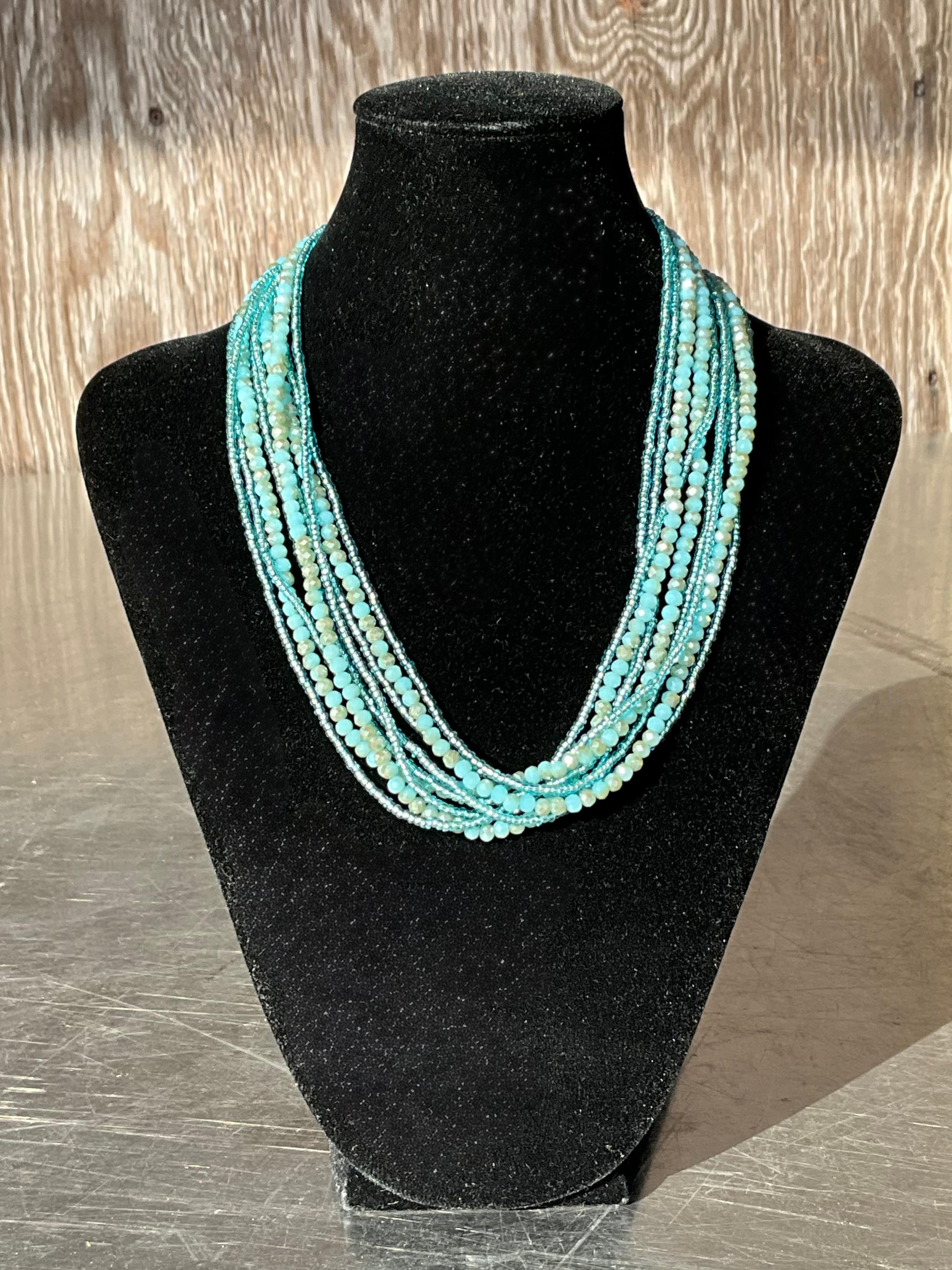 La collana di perline vintage Boho a più fili, con chiusura magnetica, è un pezzo eclettico ed elegante che incarna lo spirito libero e creativo della moda bohémien. 

I gioielli boho vintage, in particolare le collane di perline a più fili, sono