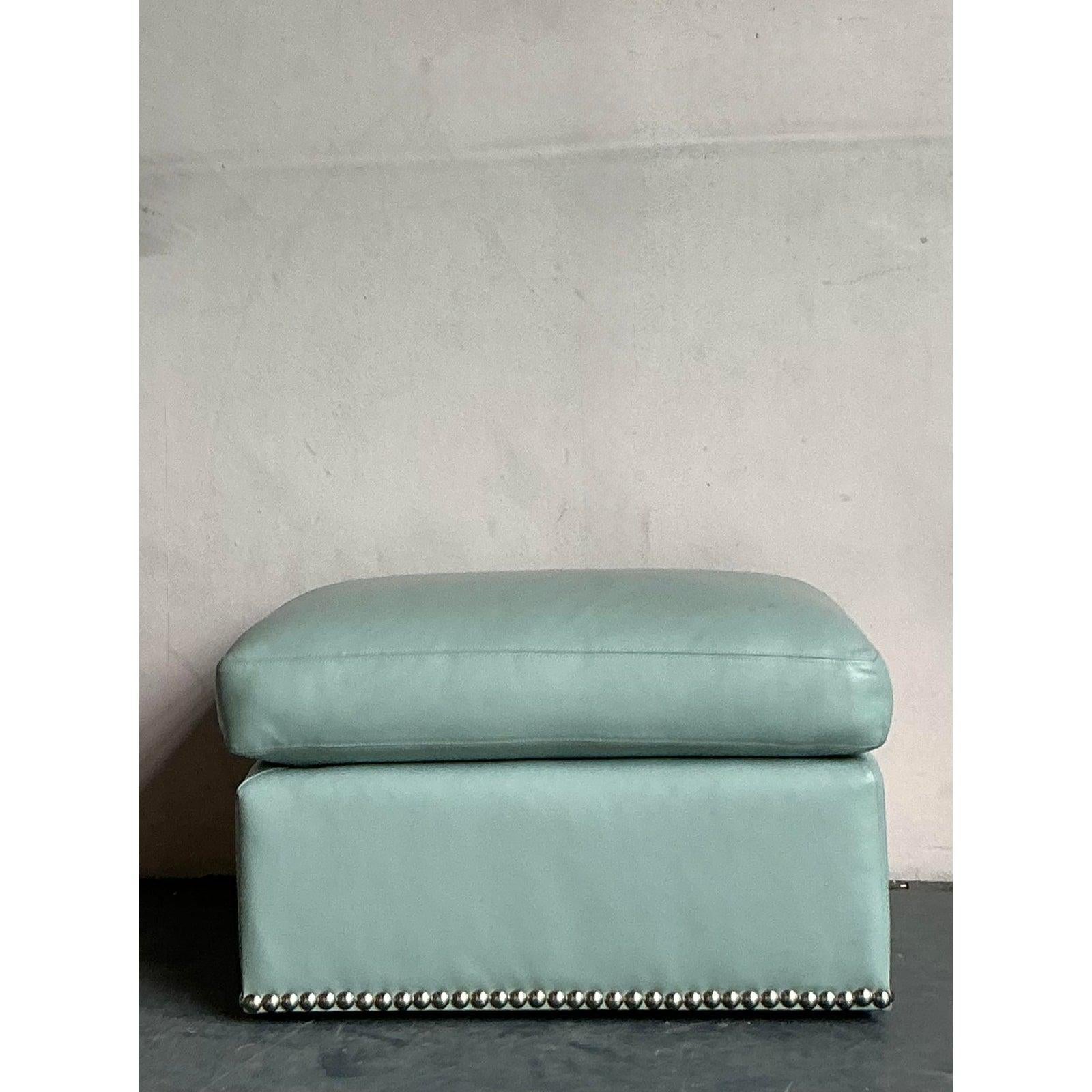 Bello ed eccezionalmente versatile, questo pouf rettangolare vintage incarna uno stile tradizionale e senza tempo. Il pezzo è interamente rivestito in pelle resistente e di alta qualità in una sofisticata tonalità blu ardesia, che lo rende un'ancora