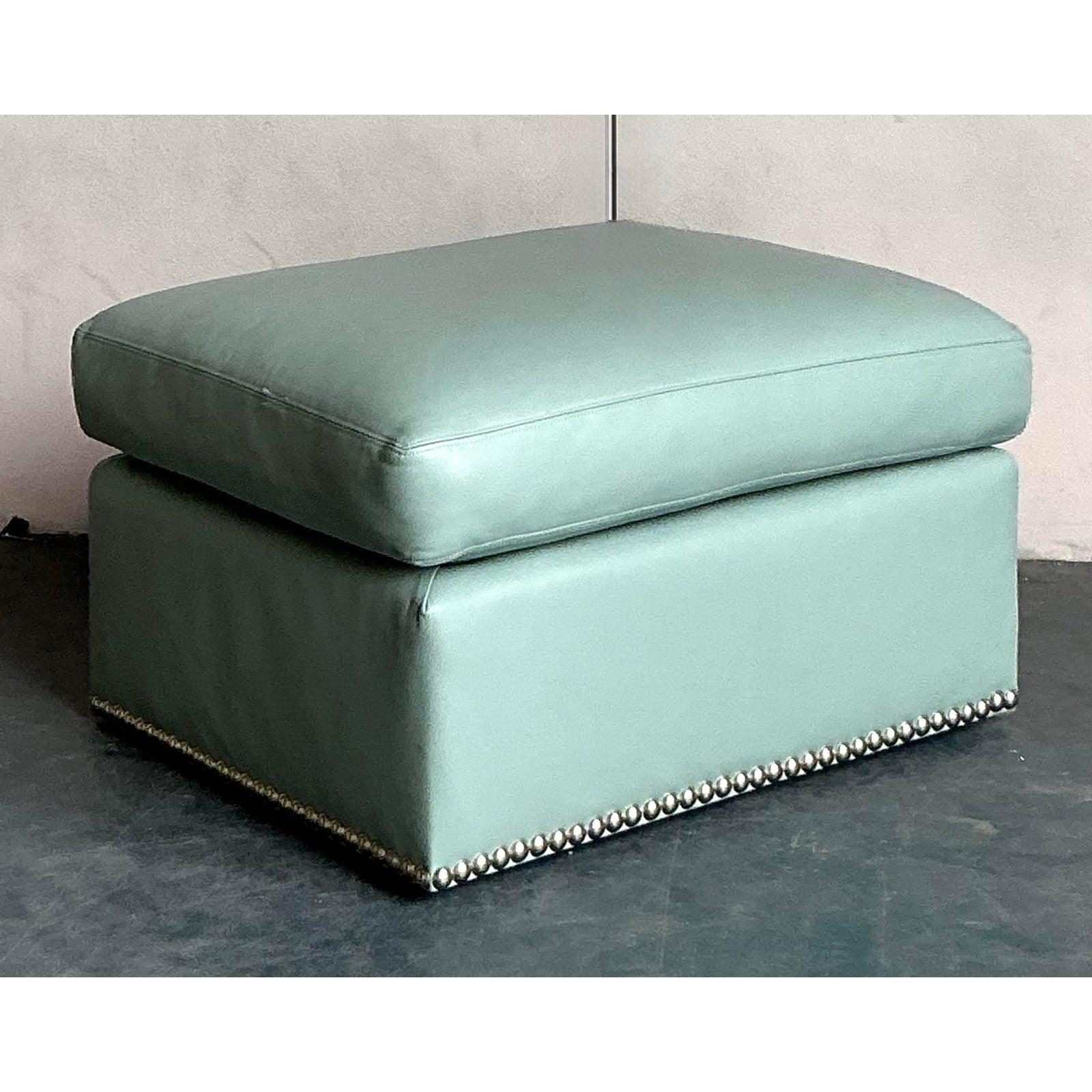 Pouf in pelle con testa di chiodo Vintage By In condizioni buone in vendita a West Palm Beach, FL
