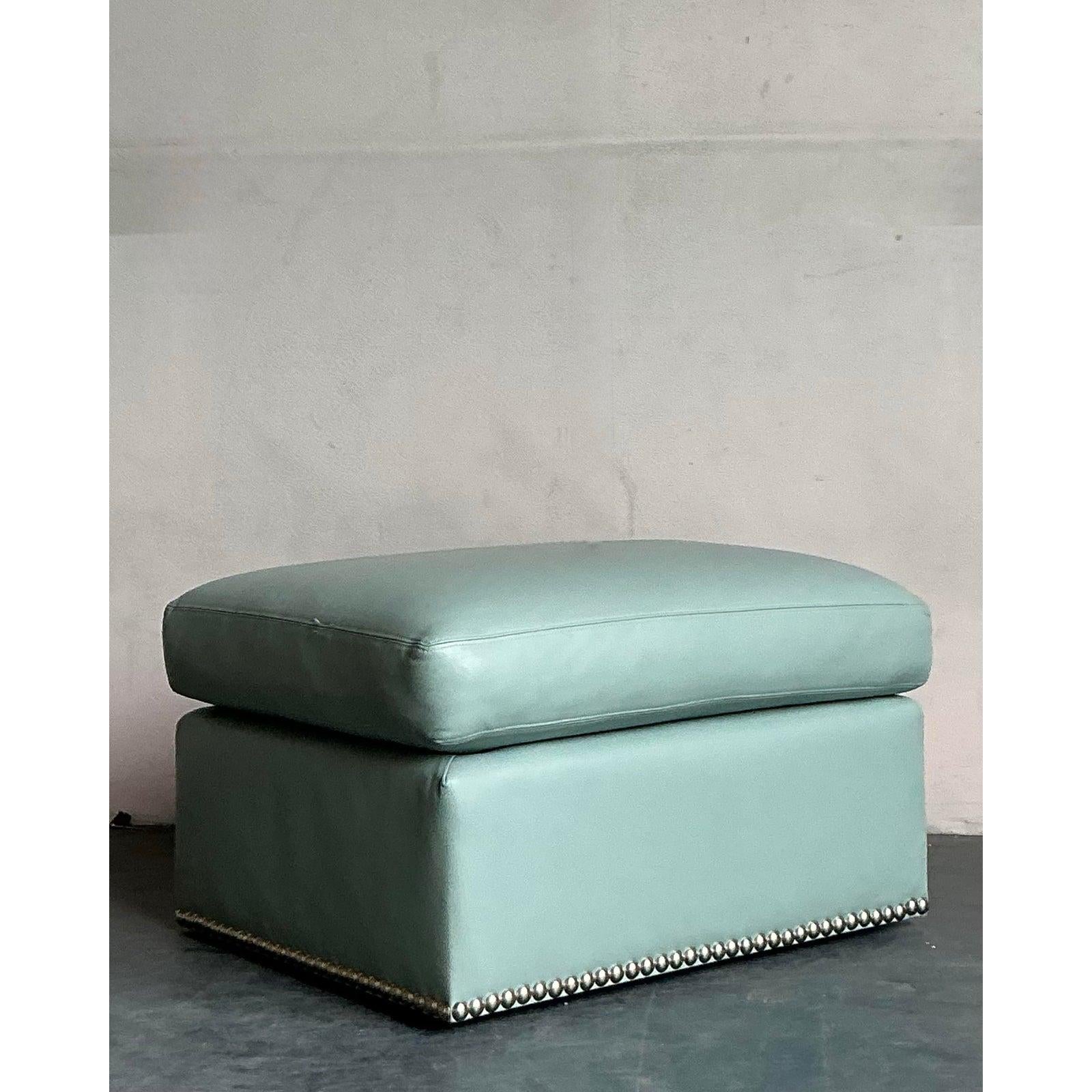 Metallo Pouf in pelle con testa di chiodo Vintage By in vendita