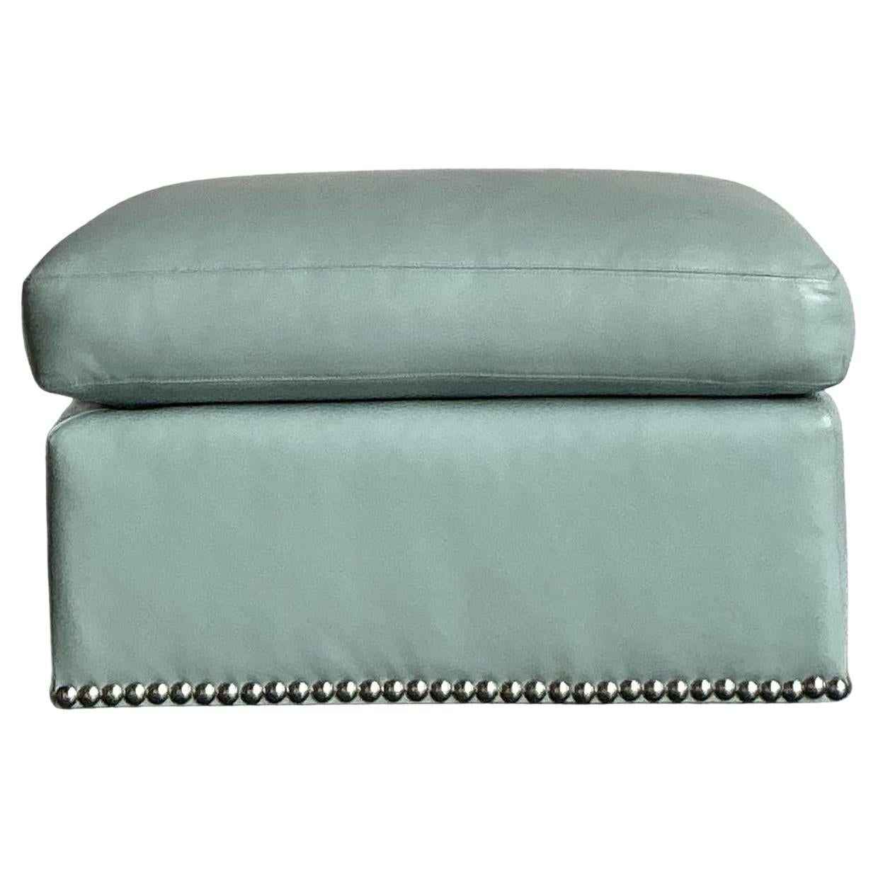Pouf in pelle con testa di chiodo Vintage By