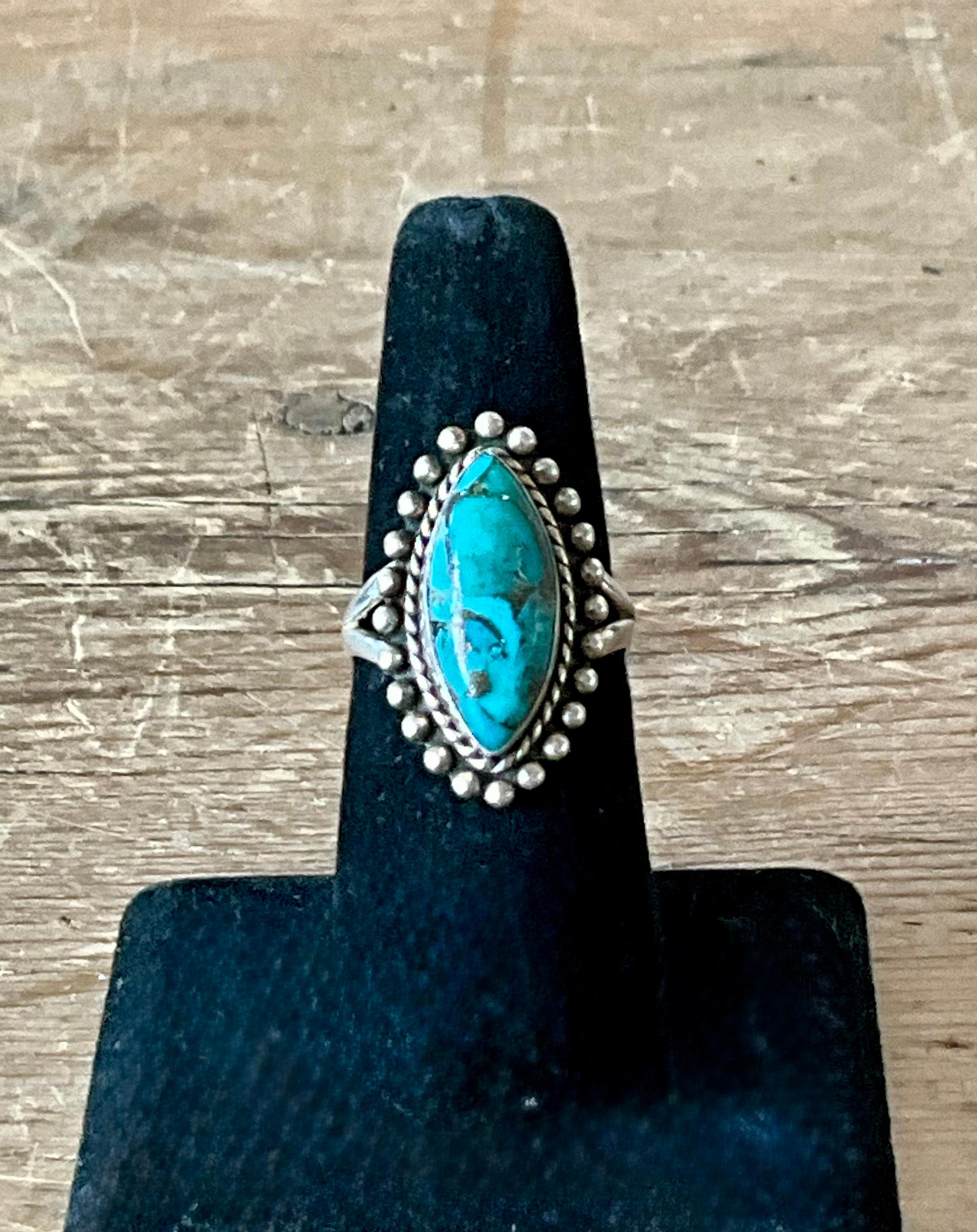 Este anillo vintage de turquesa de estilo boho nativo americano captura el espíritu de la elegancia de espíritu libre y la influencia cultural. Con una vibrante piedra turquesa de matriz natural, el anillo irradia encanto terrenal e individualidad.