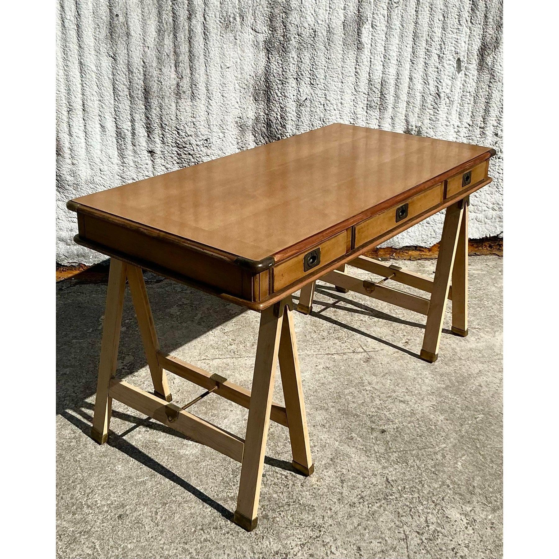 Questa scrivania vintage boho nautica di Lexington è un mix perfetto di funzionalità classica e fascino d'ispirazione costiera. Realizzata con una robusta struttura in legno, la scrivania presenta una ricca finitura in tonalità miele, completata da