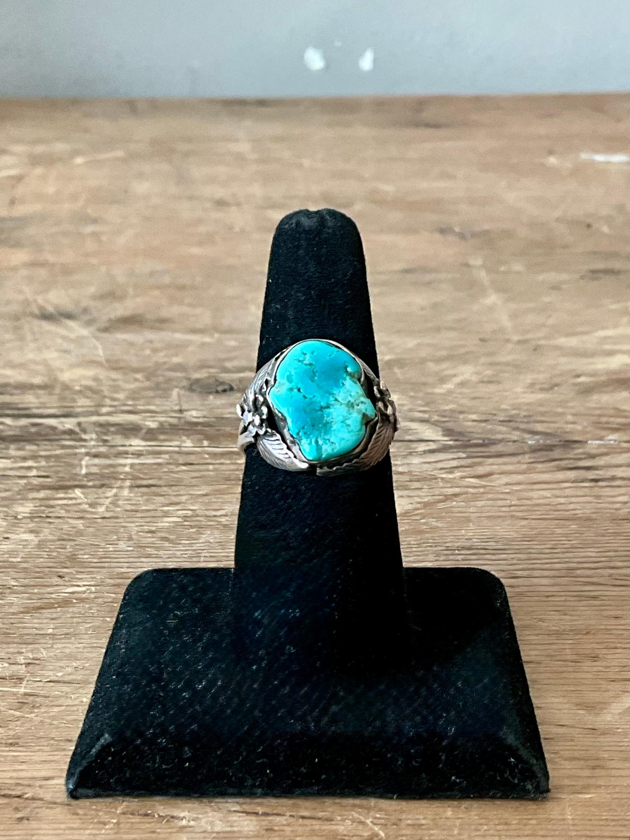 Abbraccia il fascino senza tempo del Sud-Ovest con questo anello in turchese Navajo Vintage Boho, sapientemente realizzato a mano in argento sterling. Questo pezzo sorprendente, di dimensioni pari a 8, presenta una pietra turchese naturale, nota per