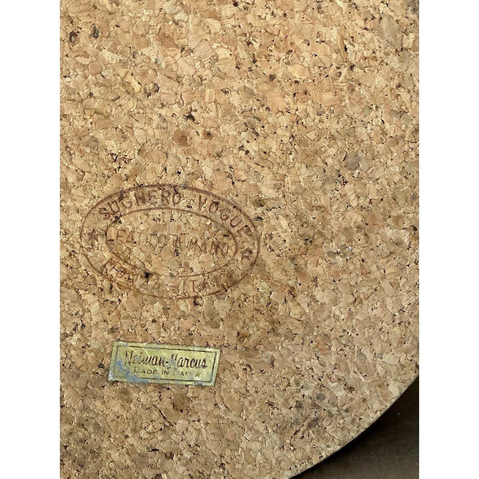 Raffredda le tue bevande con uno stile inconfondibile grazie al secchiello per il ghiaccio in sughero Vintage By Neiman Marcus. Realizzato in sughero naturale, questo secchiello per il ghiaccio unico nel suo genere offre una meravigliosa consistenza