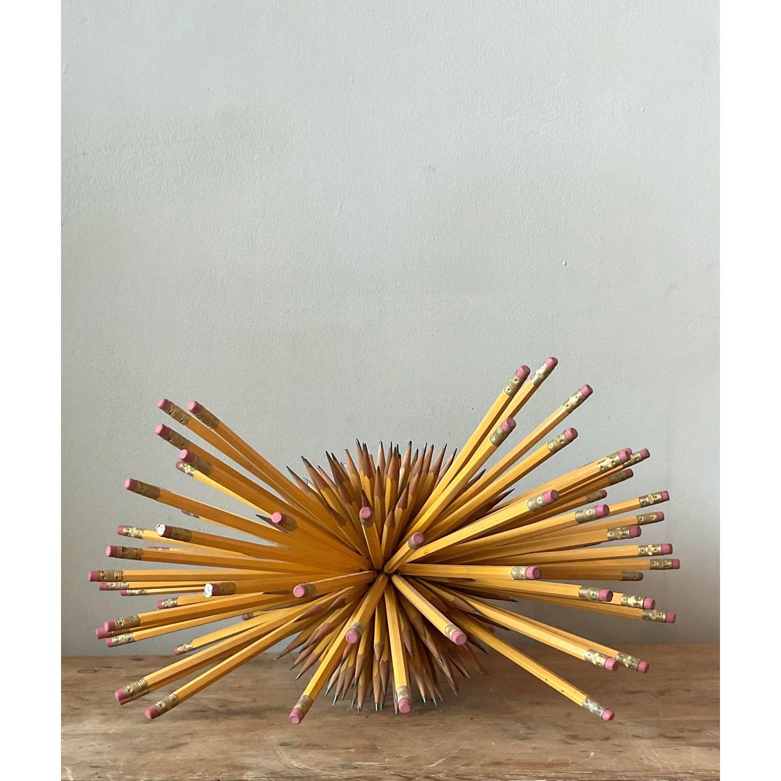 Affascinante esempio di arte popolare e di design ispirato al Mid-Century Modern, questa scultura a matita vintage è un vero e proprio pezzo da conversazione. Composto da decine di matite gialle classiche numero 2, il pezzo è disposto in una forma