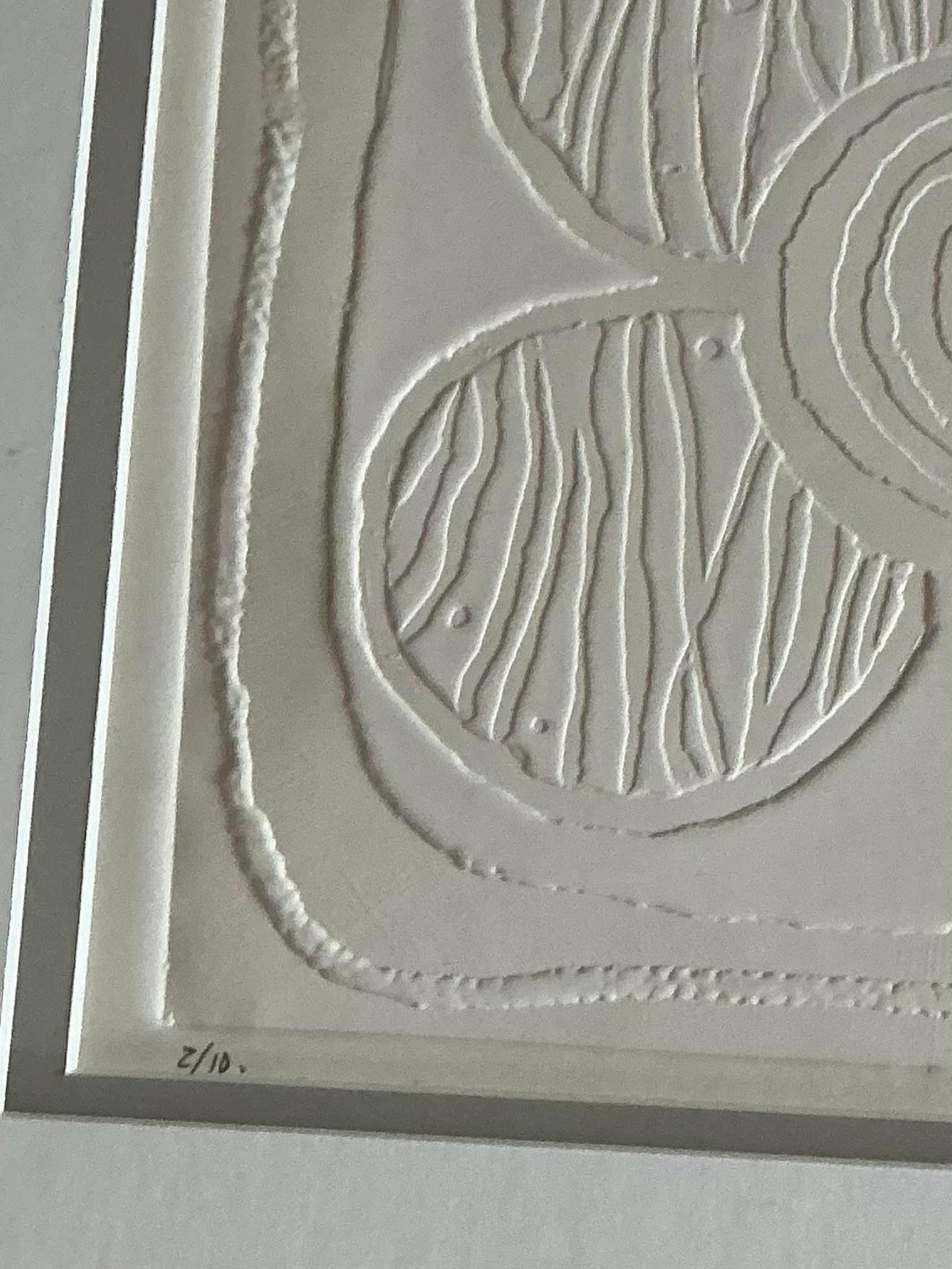 Peppen Sie Ihre Einrichtung mit dieser nummerierten Lithografie aus gegossenem Papier im Boho-Stil auf. Mit seinen komplizierten Strukturen und der weichen, erdigen Farbgebung verleiht dieses Stück in limitierter Auflage jedem Raum einen Hauch von