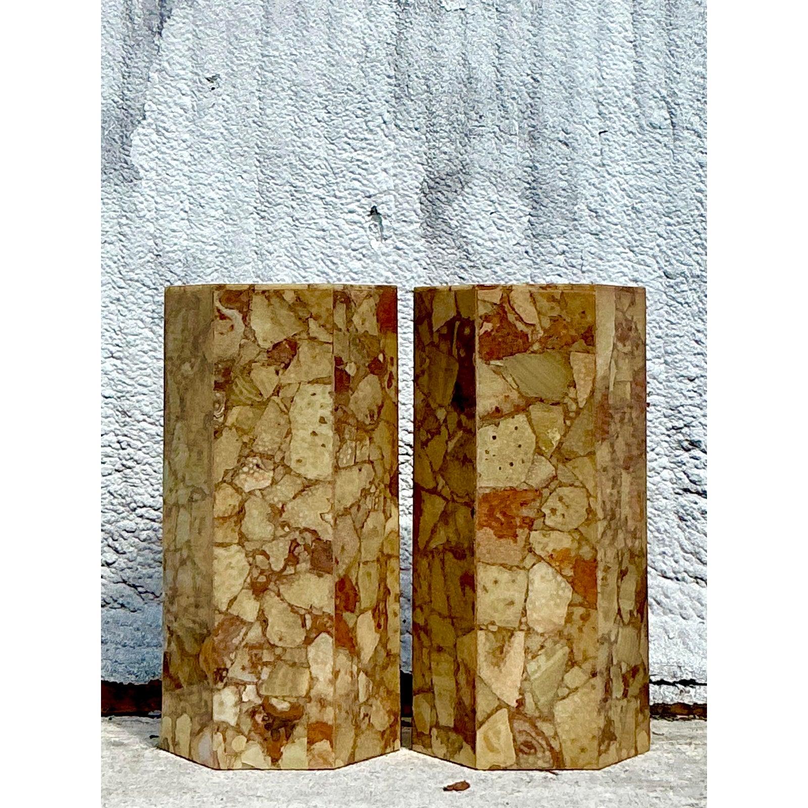 Élevez votre espace avec cette étonnante paire de piédestaux octogonaux vintage, fabriqués de main de maître en onyx richement veiné. Avec leurs tons chauds de terre et leur finition brillante, ces colonnes sculpturales exsudent une élégance
