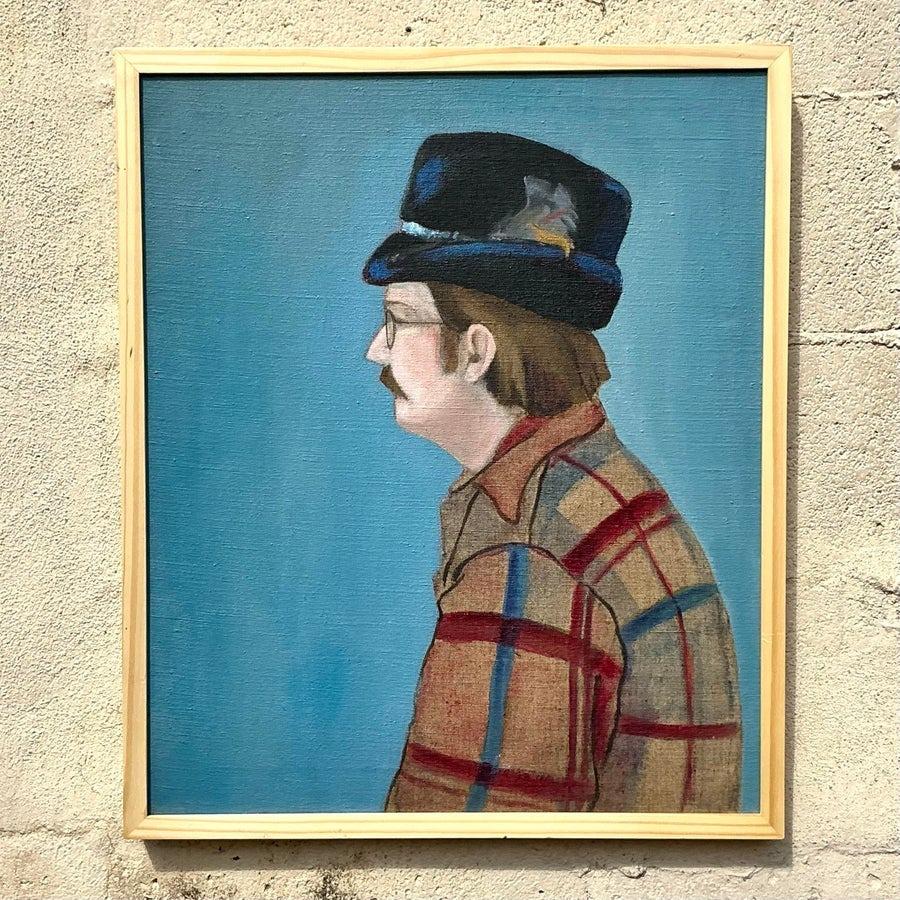 Dieses Vintage Boho Ölporträt auf Leinwand zeigt das Seitenprofil eines Mannes in einem karierten Hemd und einem einzigartigen Federhut. Vor einem ruhigen blauen Hintergrund vermitteln die minimalistischen, aber ausdrucksstarken Pinselstriche ein