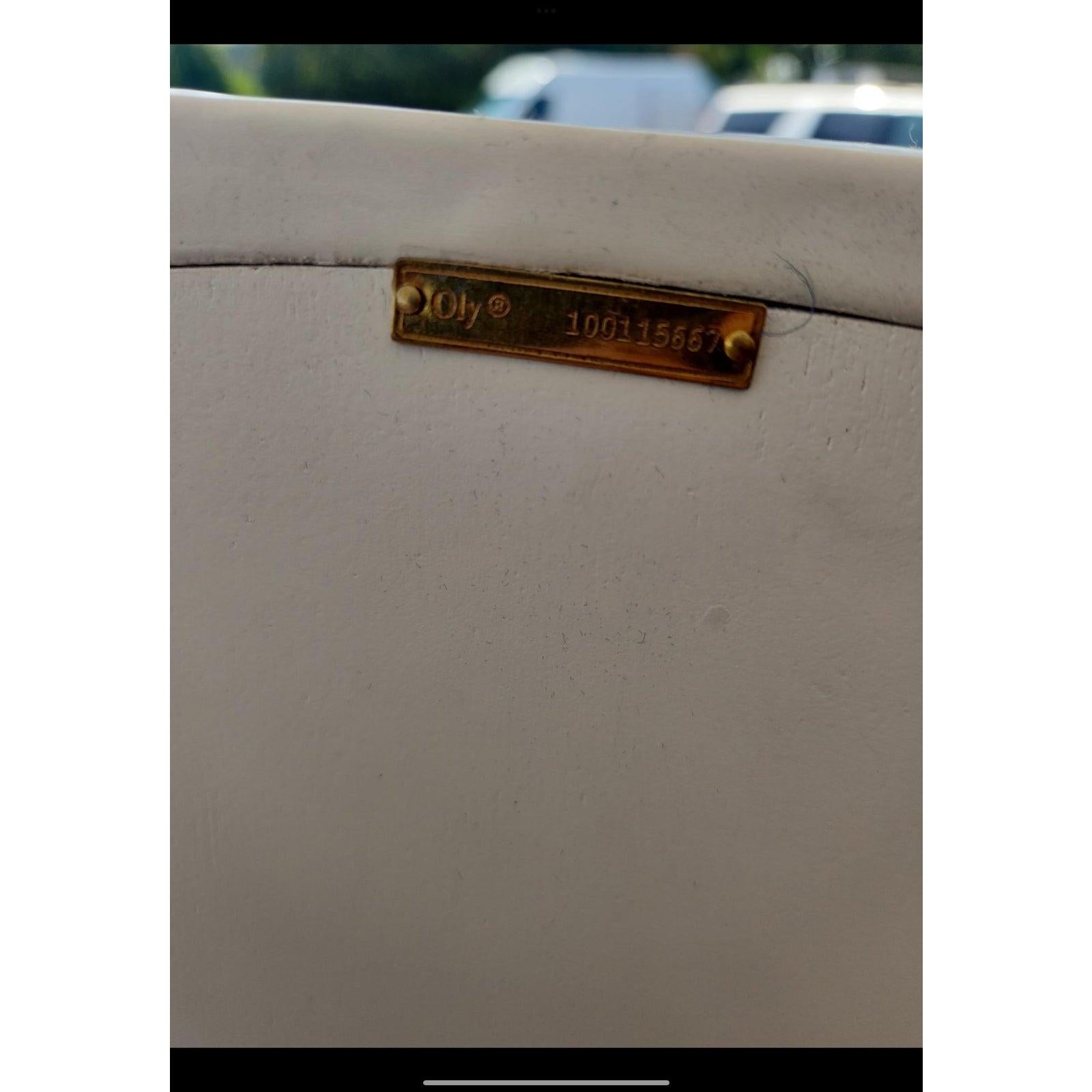 Questo specchio vintage, che fonde senza sforzo il fascino bohémien con l'eleganza classica, è uno specchio frontale in stile Oly, davvero unico. La sua silhouette distintiva è caratterizzata da una cornice intricata, che ricorda i disegni organici