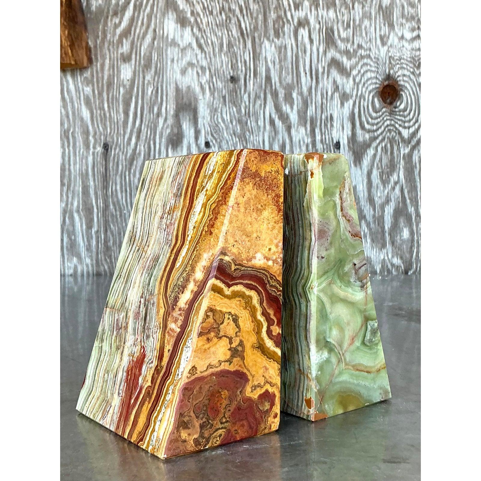 Rehaussez votre collection littéraire avec ce superbe ensemble de serre-livres Vintage Boho Onyx, véritable célébration de la beauté naturelle et de l'artisanat artistique. Chaque serre-livre est méticuleusement fabriqué à partir d'onyx véritable,