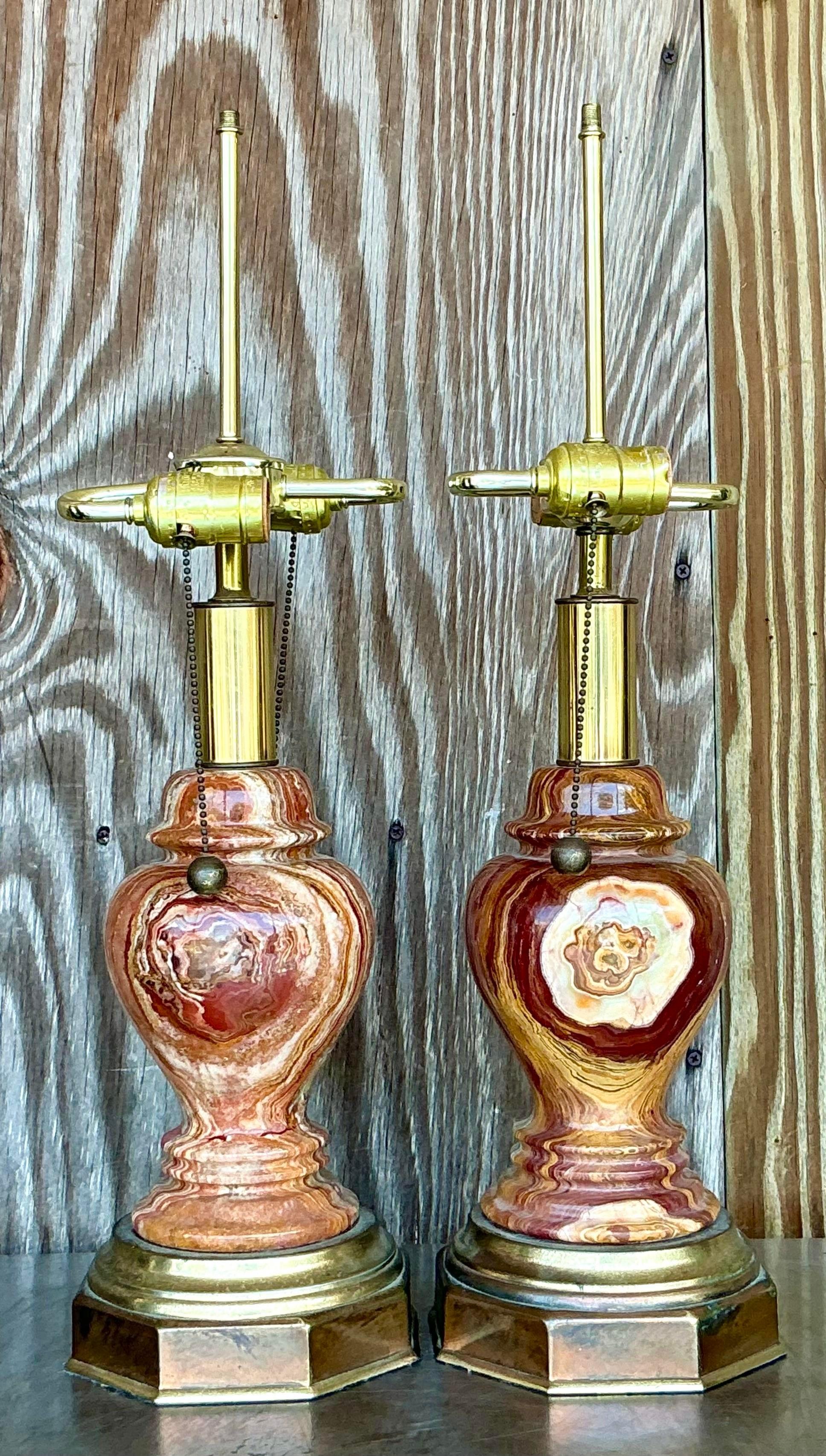 Ajoutez une touche de luxe naturel à votre espace avec cette superbe paire de lampes Vintage Boho Onyx. Chaque lampe est fabriquée à partir d'un onyx magnifiquement translucide, mettant en valeur les veines uniques de la pierre et les tons de terre,