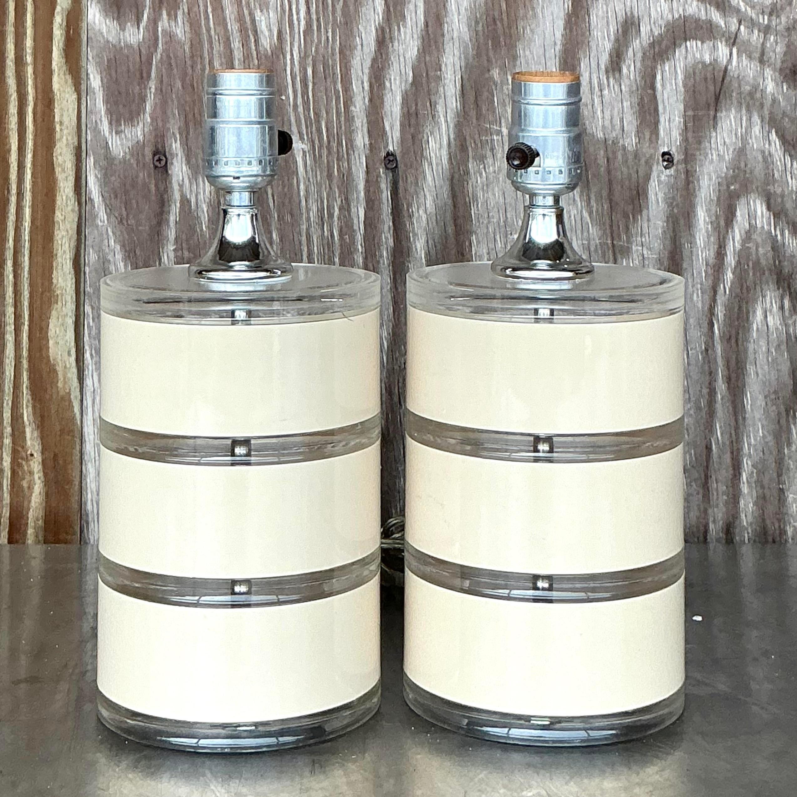 Beleuchten Sie Ihren Raum mit dem auffallenden Charme dieser Vintage Boho Optique Lucite Lamps - A Pair. Mit ihrem einzigartigen Optique-Design verleihen diese Lucite-Lampen einen Hauch von moderner Eleganz mit einem Hauch von Bohème. Das