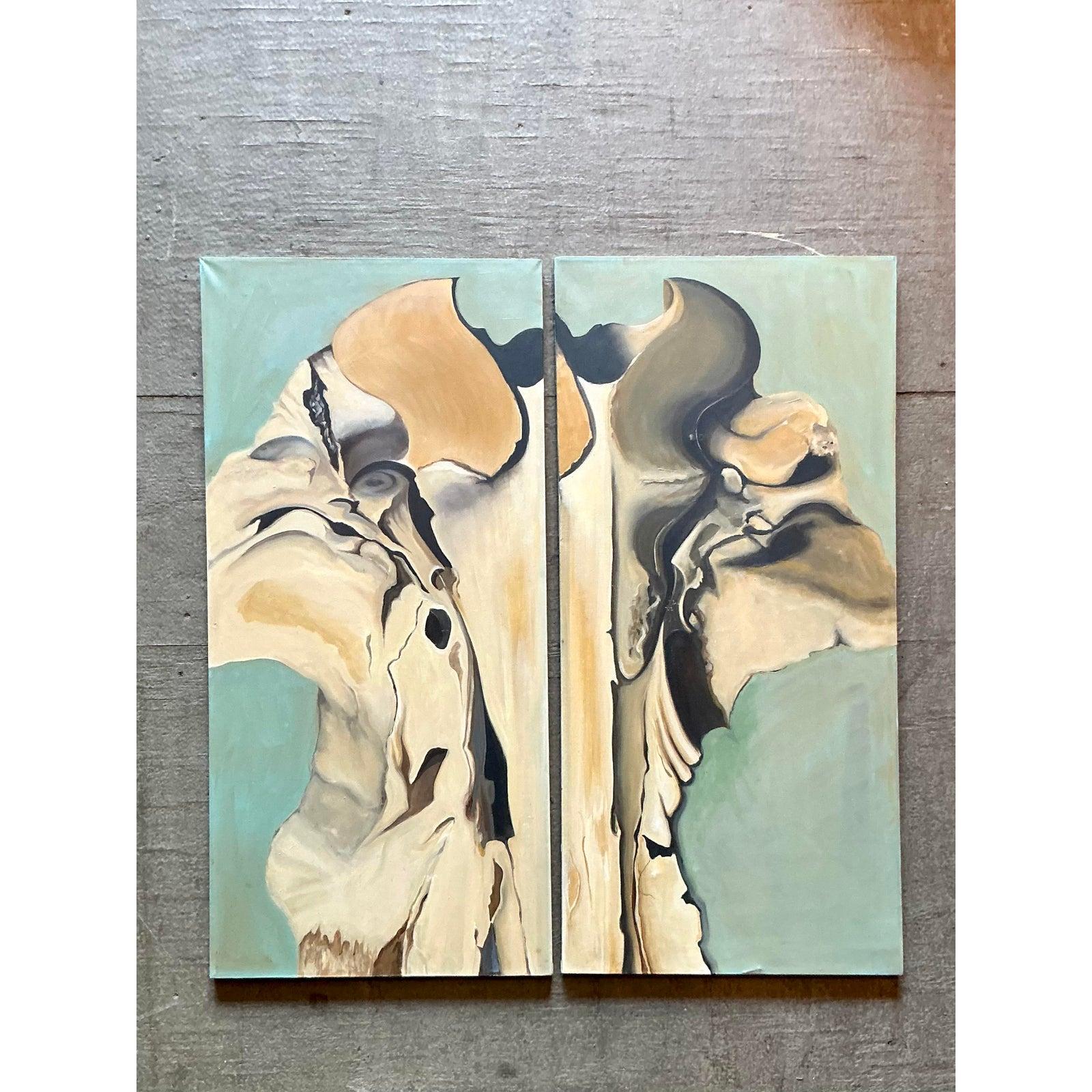 Dieses fesselnde abstrakte Vintage-Diptychon auf Leinwand ist eine faszinierende Erkundung organischer Formen und fließender Bewegungen und verkörpert eine ausgeprägte Bohème-Ästhetik. Jedes Paneel bildet zusammen betrachtet eine harmonische und
