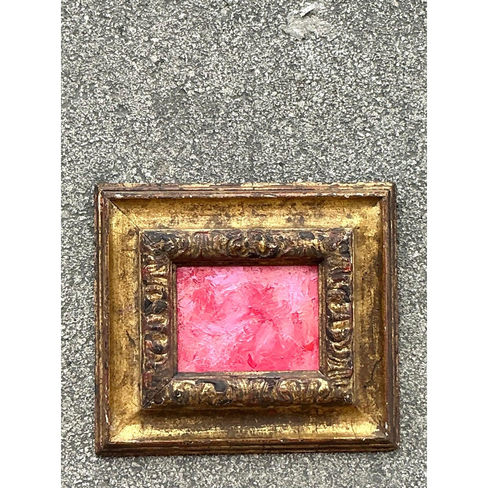 Verleihen Sie Ihrem Raum künstlerischen Charme mit diesem Vintage Boho Original Abstract Oil on Board, einem fesselnden Werk, das kreative Energie ausstrahlt. Die leuchtenden Pink- und Korallentöne in einem kunstvoll geschnitzten, vergoldeten Rahmen
