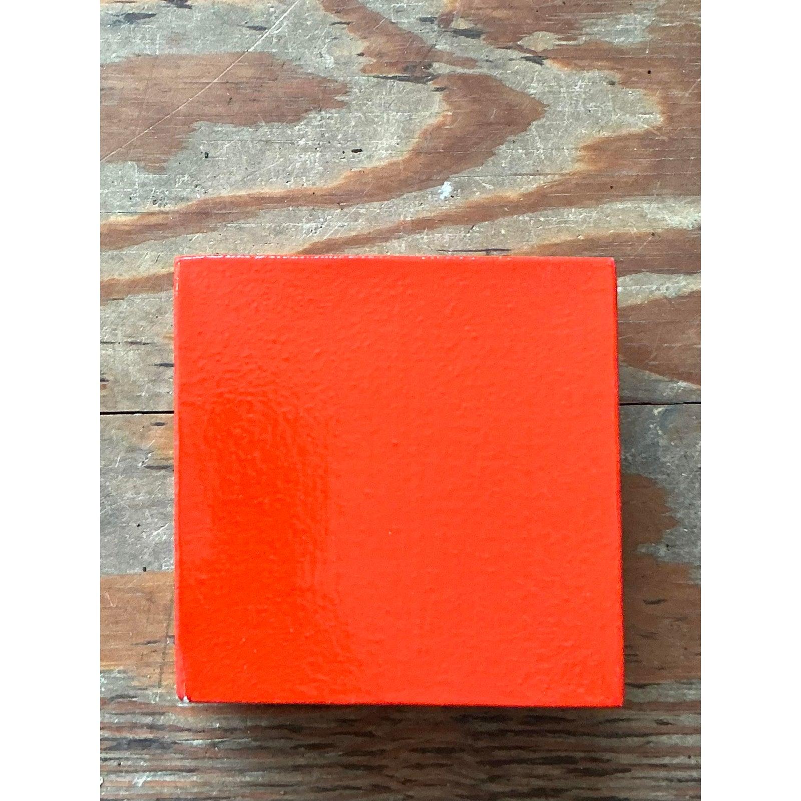 Dieser abstrakte Ölblock im Vintage-Stil auf Leinwand ist ein lebendiger Ausdruck böhmischer Kunstfertigkeit und bietet einen auffälligen Farb- und Textureffekt für jeden Raum. Das Stück zeigt eine reichhaltige, handgemalte abstrakte Komposition in