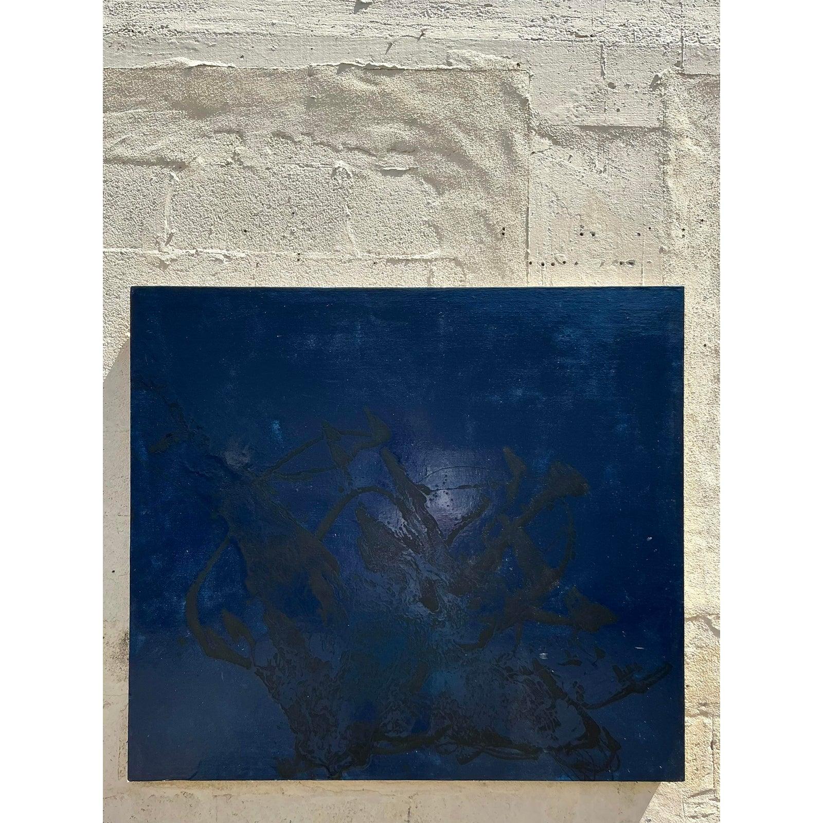 Dieses eindrucksvolle, großformatige abstrakte Ölgemälde im Vintage-Stil zieht die Aufmerksamkeit auf sich und sorgt für eine raffinierte Stimmung. Dieses direkt auf Karton gerenderte Original-Kunstwerk zeigt ein tiefes, eindringliches Farbfeld, das