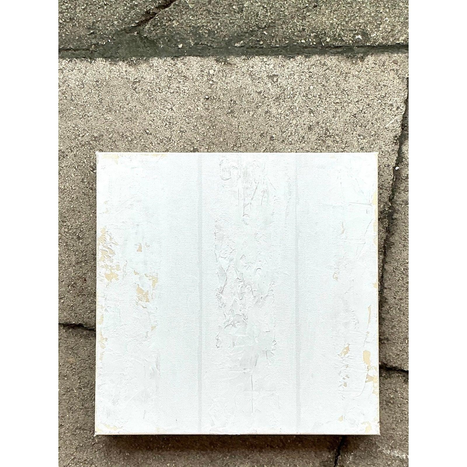 Dieses abstrakte Original-Ölgemälde auf Leinwand verkörpert den Geist des Minimalismus mit einem Hauch von Boho. Die weiche Struktur mit der zarten Schichtung von Weiß und neutralen Tönen lädt zur stillen Selbstbeobachtung und taktilen Neugier ein.