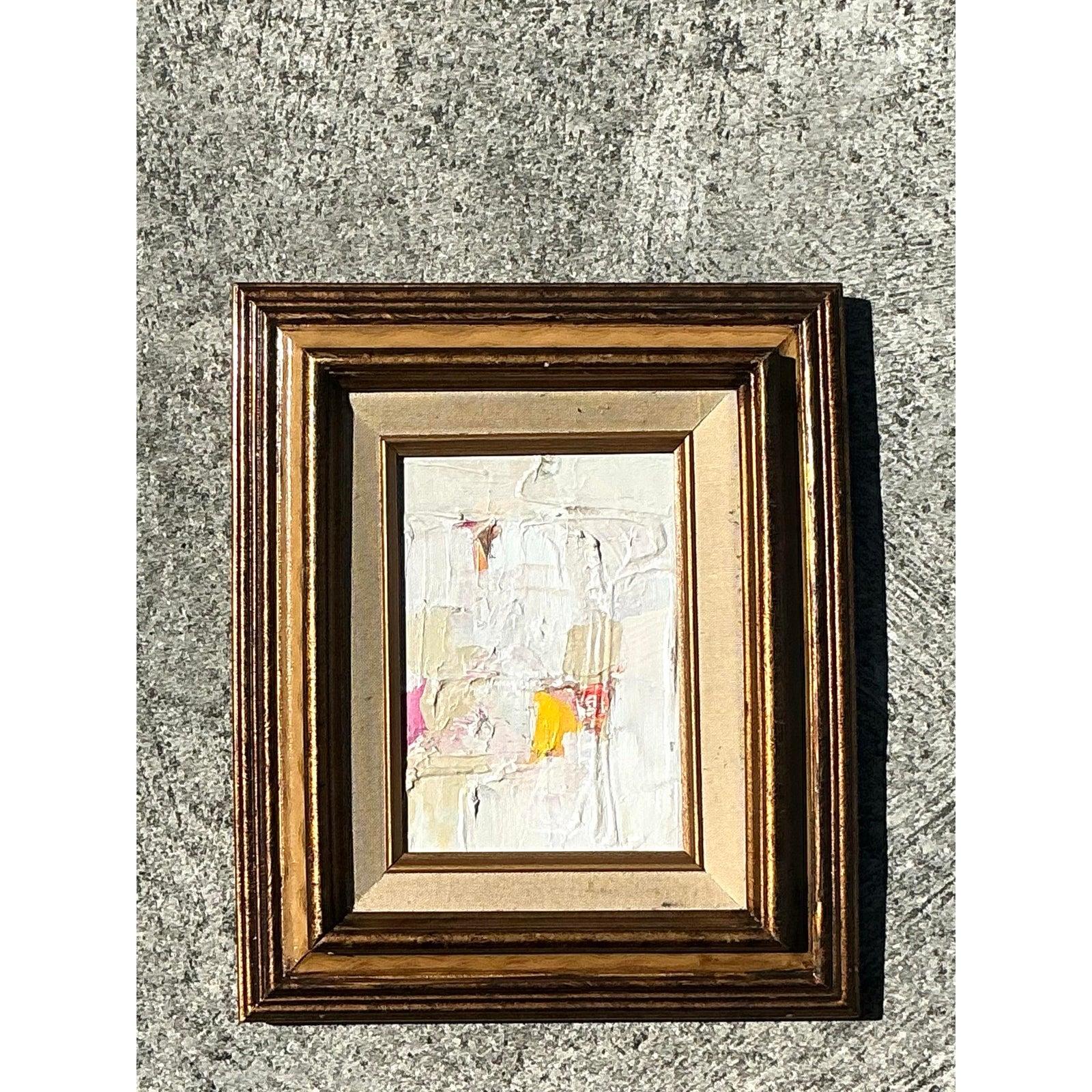 Verschönern Sie Ihr Interieur mit diesem fesselnden abstrakten Ölgemälde im Boho-Stil im Vintage-Stil, einer einzigartigen Komposition, die vor Textur, Tiefe und Energie nur so strotzt. Kühne Striche in cremigem Weiß, kräftigem Rosa, sonnigem Gelb