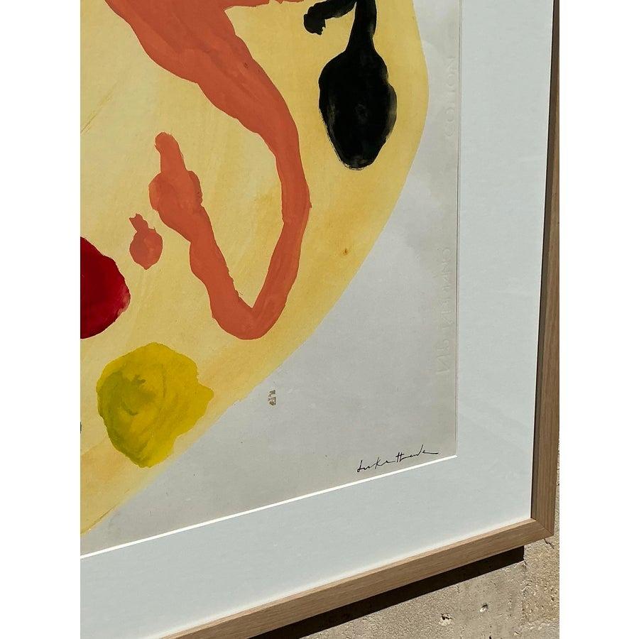 Dieses fesselnde abstrakte Ölgemälde im Boho-Stil auf Papier zeigt ein faszinierendes Zusammenspiel von kräftigen Farben und organischen Formen. Die dynamische Komposition und die satten Farbtöne laden zum Betrachten ein und machen es zu einem