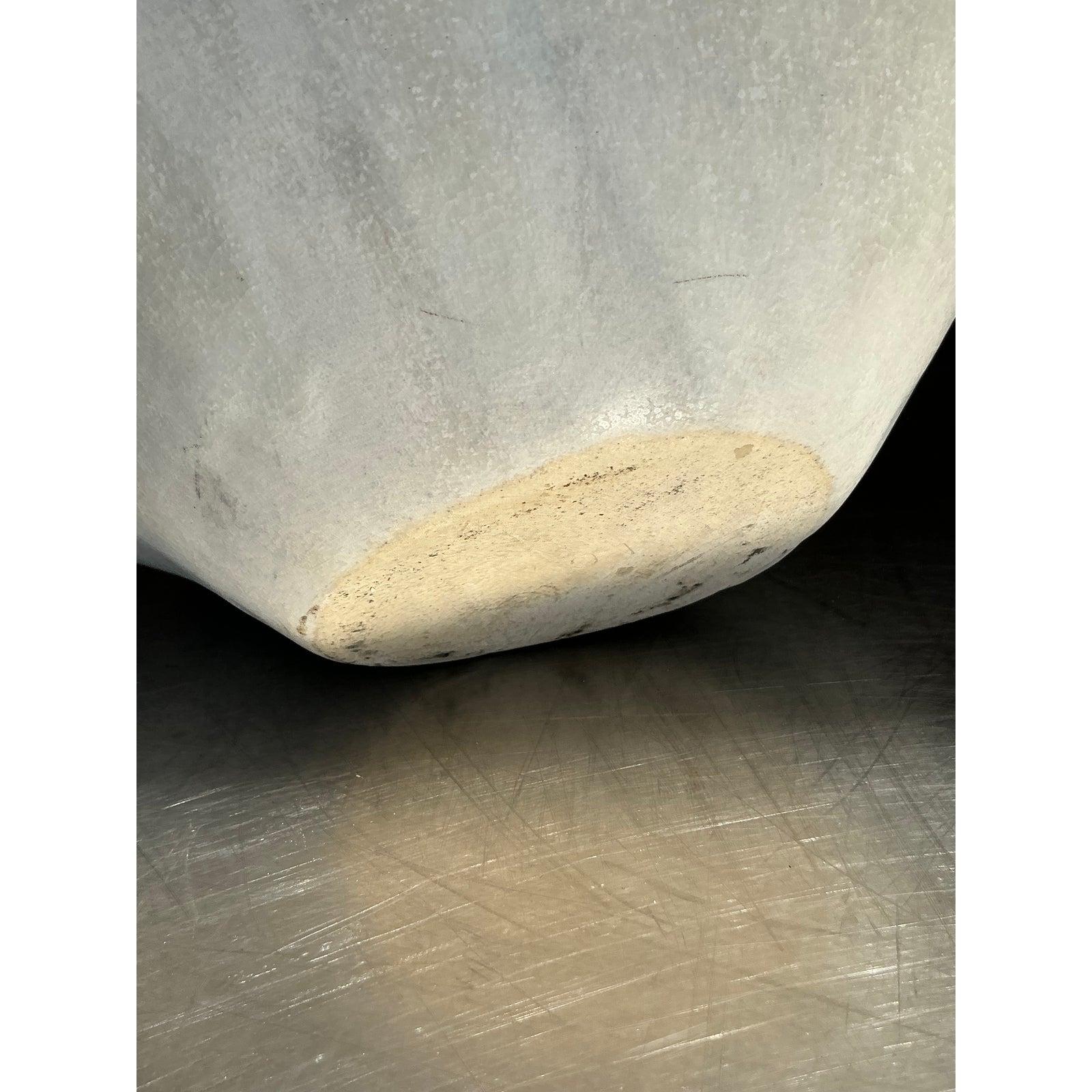 Apportez une touche artistique à votre espace avec ce bol vintage unique en poterie biomorphique de studio. Cette pièce en céramique fabriquée à la main présente une forme organique et fluide avec des courbes sculpturales qui évoquent la beauté de