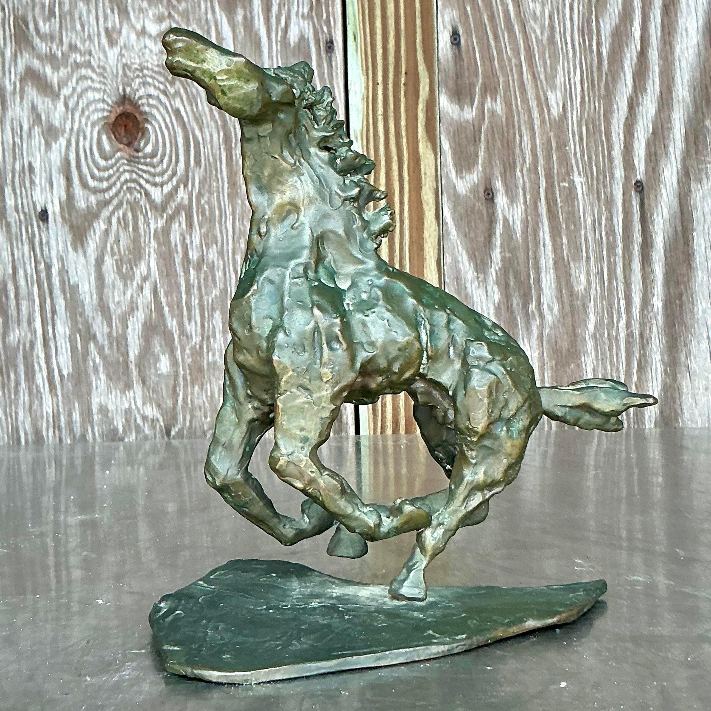 Cette sculpture en bronze vintage boho originale d'un cheval présente un travail artisanal complexe et une pose dynamique qui capture l'essence de la puissance et de la grâce de l'animal. La finition en bronze texturé met en valeur l'art, créant une
