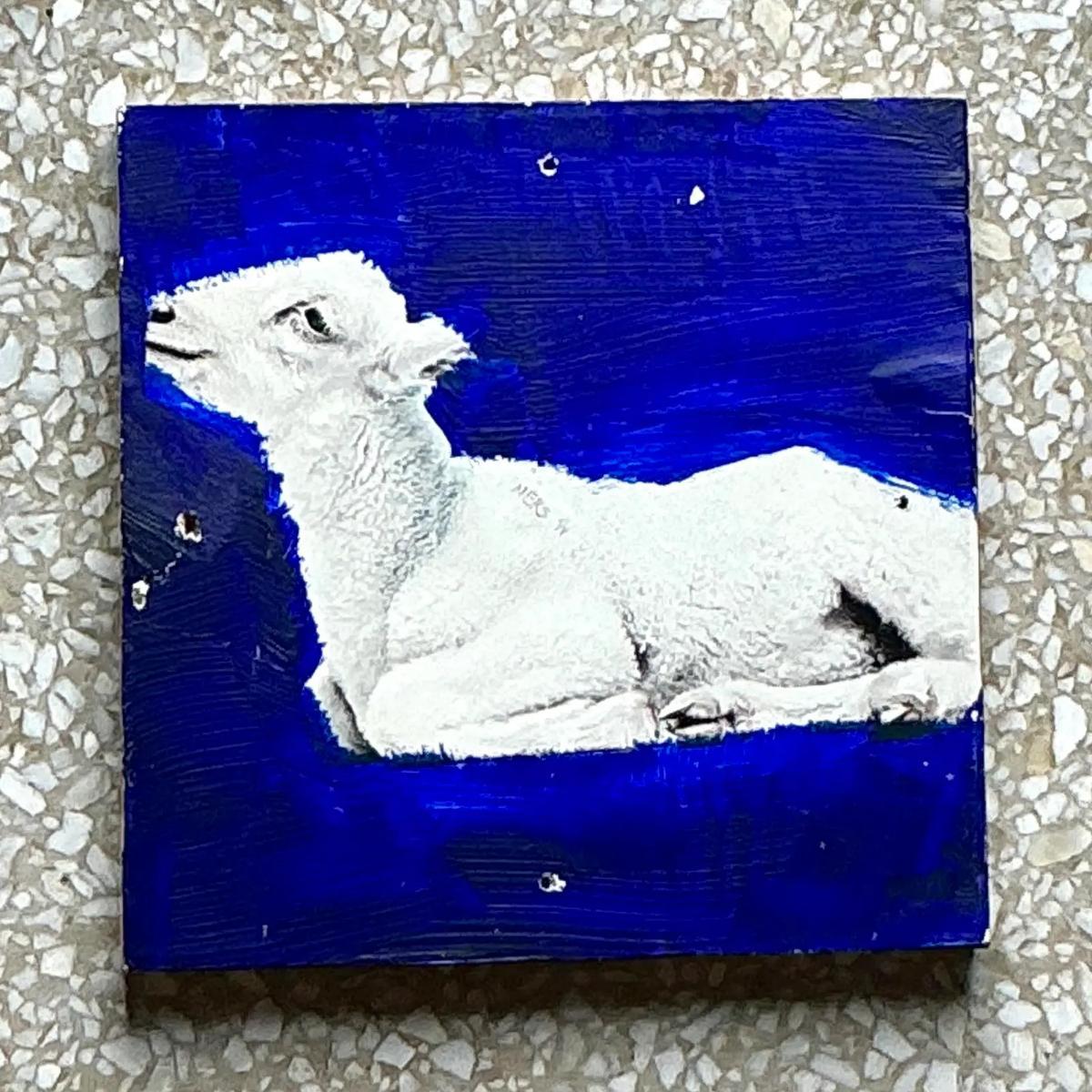 Porta un tocco di charme stravagante e di vibrazioni boho nella tua casa con questo quadro originale di agnello vintage boho. Sapientemente dipinto su tavola, questo pezzo presenta un sereno agnello che riposa su uno sfondo blu intenso che aggiunge