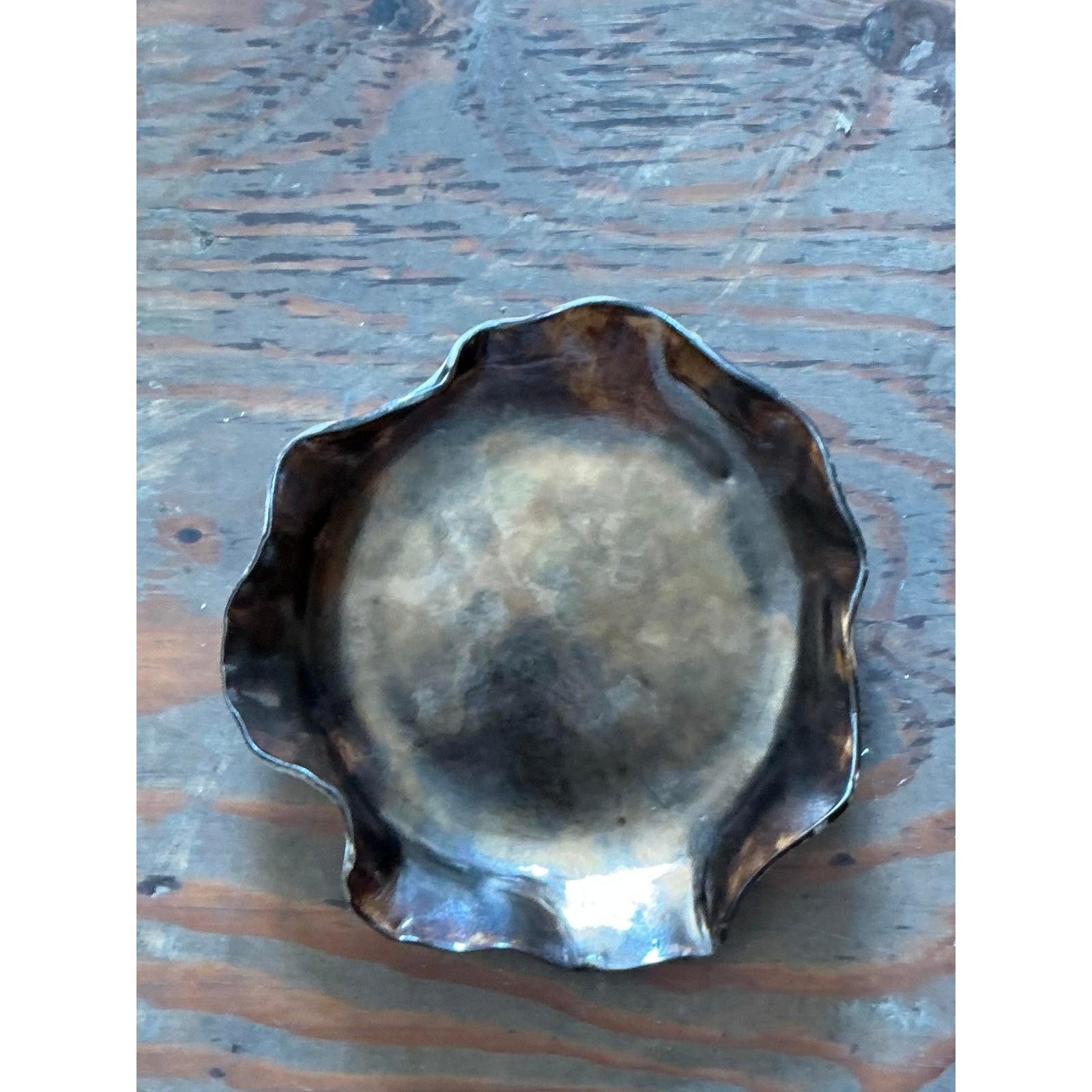 Rehaussez votre décor avec cette superbe pièce de poterie de studio originale. Bel exemple de savoir-faire artisanal, cette assiette présente une silhouette merveilleusement organique, formée à la main, avec un bord délicatement ébouriffé.