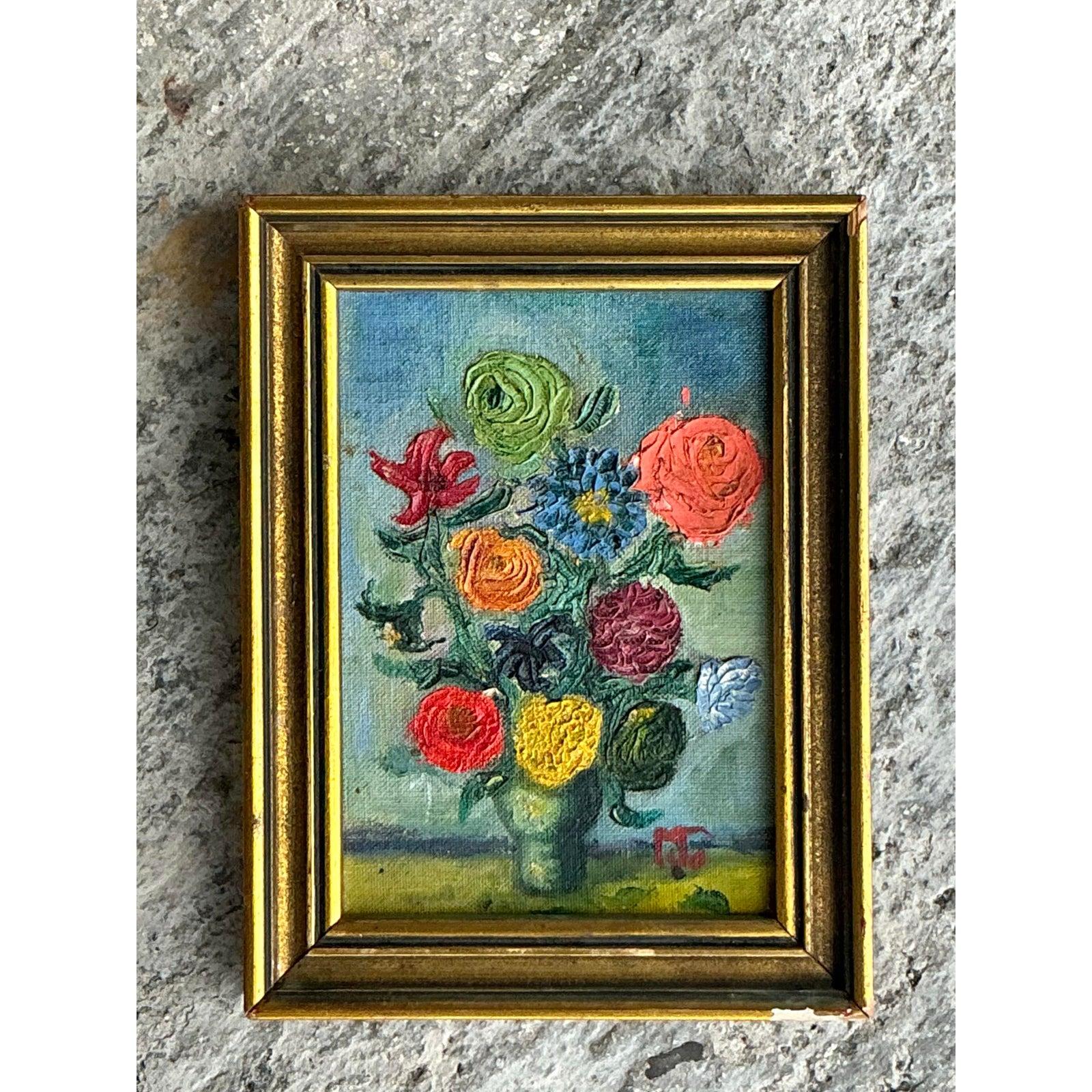 Erfreuen Sie sich an dem Charme dieses Original-Ölgemäldes im Vintage-Stil, das mit seinen leuchtenden Blüten in einem reichhaltigen, strukturierten Impasto-Stil besticht. Dieses handgemalte Blumenstillleben in einem klassischen goldfarbenen
