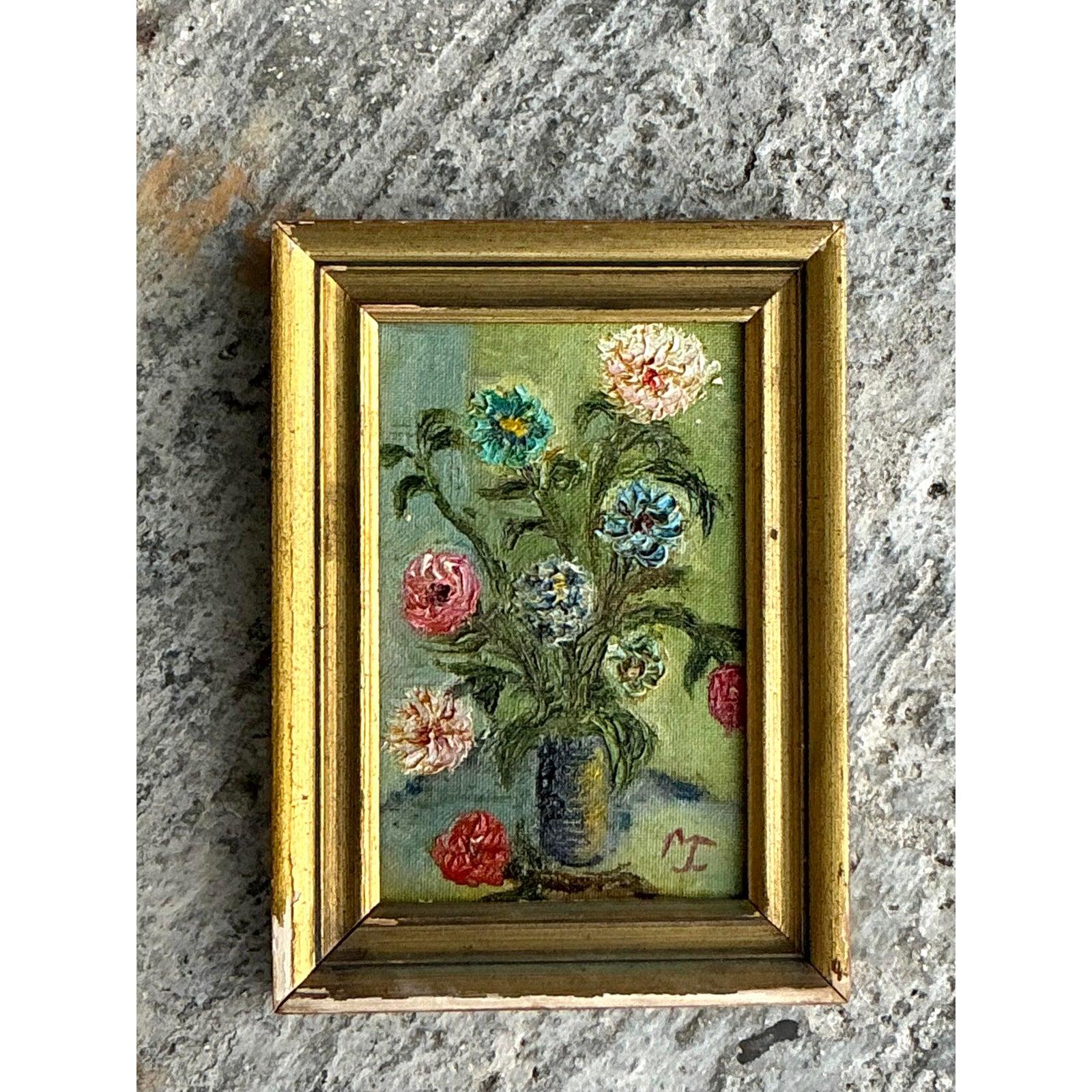 Dieses Vintage-Ölgemälde im Boho-Stil mit einem skurrilen Strauß blühender Blumen verleiht Ihrem Raum Charme und künstlerischen Geist. Handbemalt mit reicher Textur und ausdrucksstarken Farben, fängt dieses zierliche Stück die zarte Schönheit von