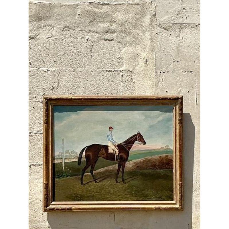 Bringen Sie pastorale Eleganz und reiterlichen Charme in Ihren Raum mit diesem Vintage-Boho Ölgemälde auf Papier, das ein stattliches Pferd und einen Reiter vor einem weitläufigen Landschaftshintergrund zeigt. Mit seiner raffinierten Komposition und
