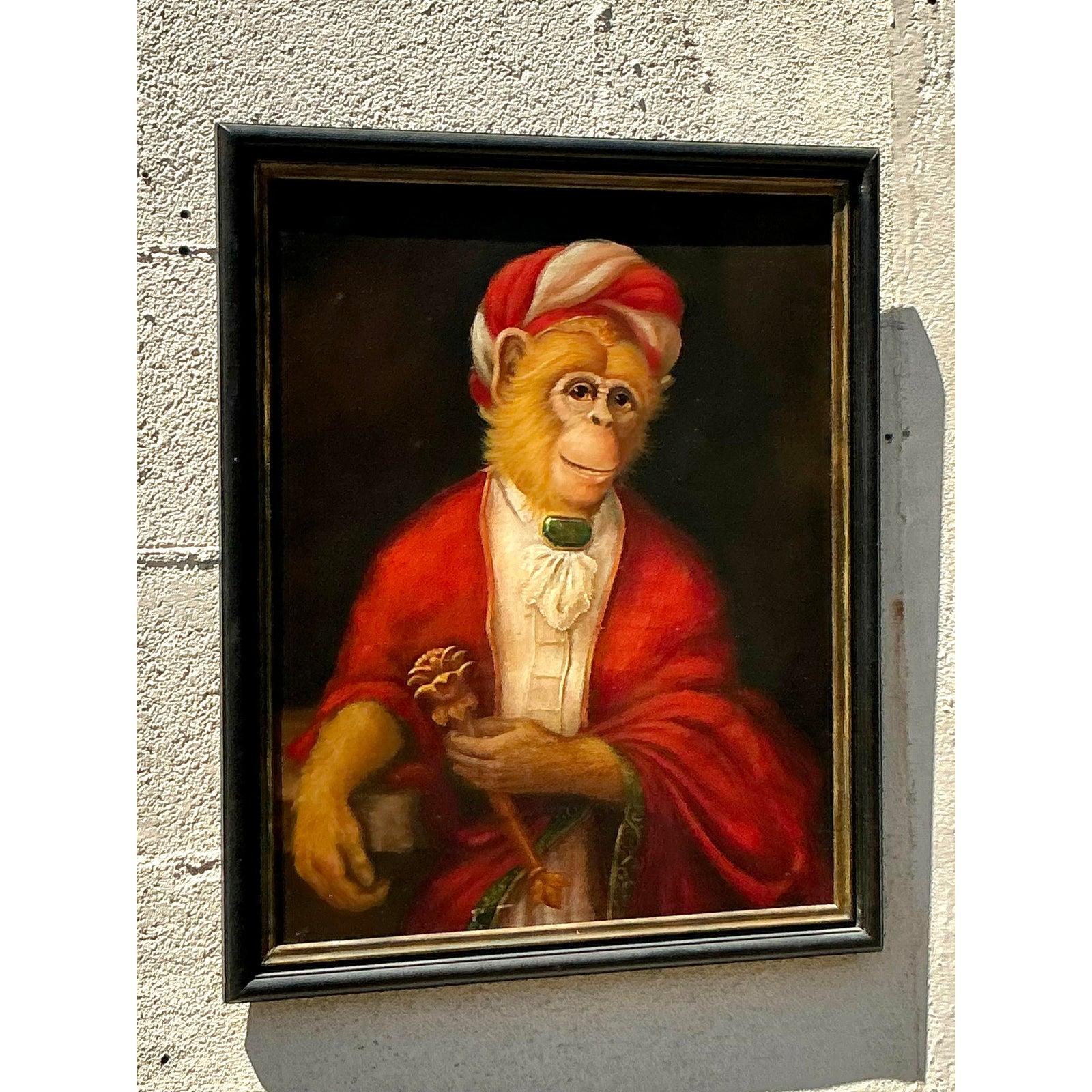 Dieses Vintage-Ölgemälde im Boho-Stil, das einen Affen in königlichem Gewand zeigt, verleiht Ihrer Kunstsammlung einen unerwarteten Hauch von Laune und Raffinesse. Die fachmännisch von Hand auf Leinwand gemalte Person trägt ein leuchtend rotes