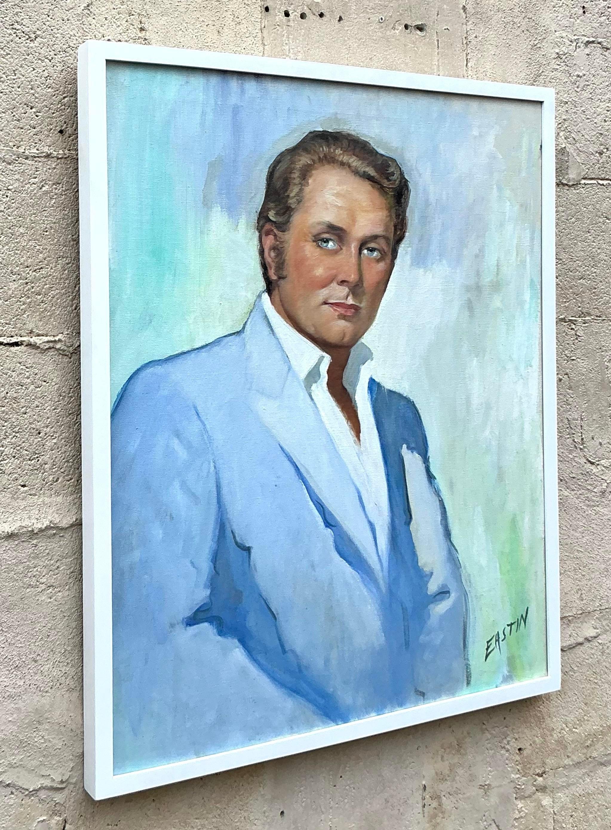 Dieses Vintage-Boho-Original-Ölporträt auf Leinwand fängt einen vornehmen Herrn in weichen Pastelltönen ein. Das in einem hellblauen Anzug gemalte Motiv strahlt Selbstbewusstsein und Kultiviertheit aus. Die Künstlerin Eastin setzt gekonnt eine