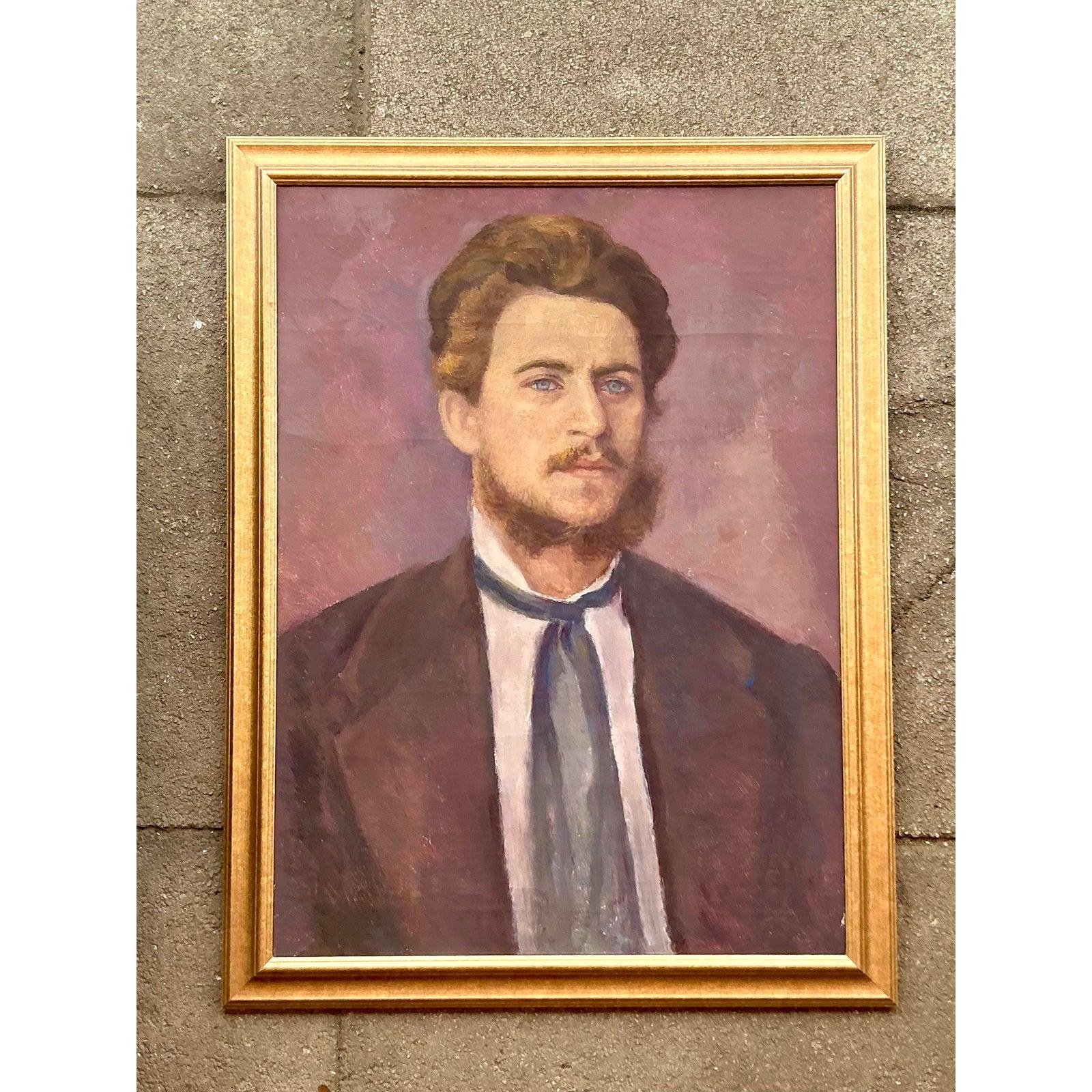 Capturez un morceau de caractère intemporel avec ce captivant portrait original vintage à l'huile sur toile. Cette œuvre d'art expressive représente un gentleman distingué, animé par des coups de pinceau audacieux et une palette riche et sourde qui