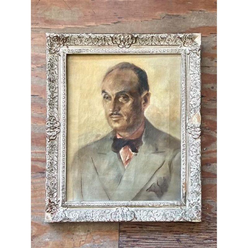 Ce saisissant portrait à l'huile vintage sur toile capture la présence digne d'un gentleman, exsudant un air de sophistication intemporelle et de charme bohème. La main de l'artiste est évidente dans les coups de pinceau assurés et les jeux subtils