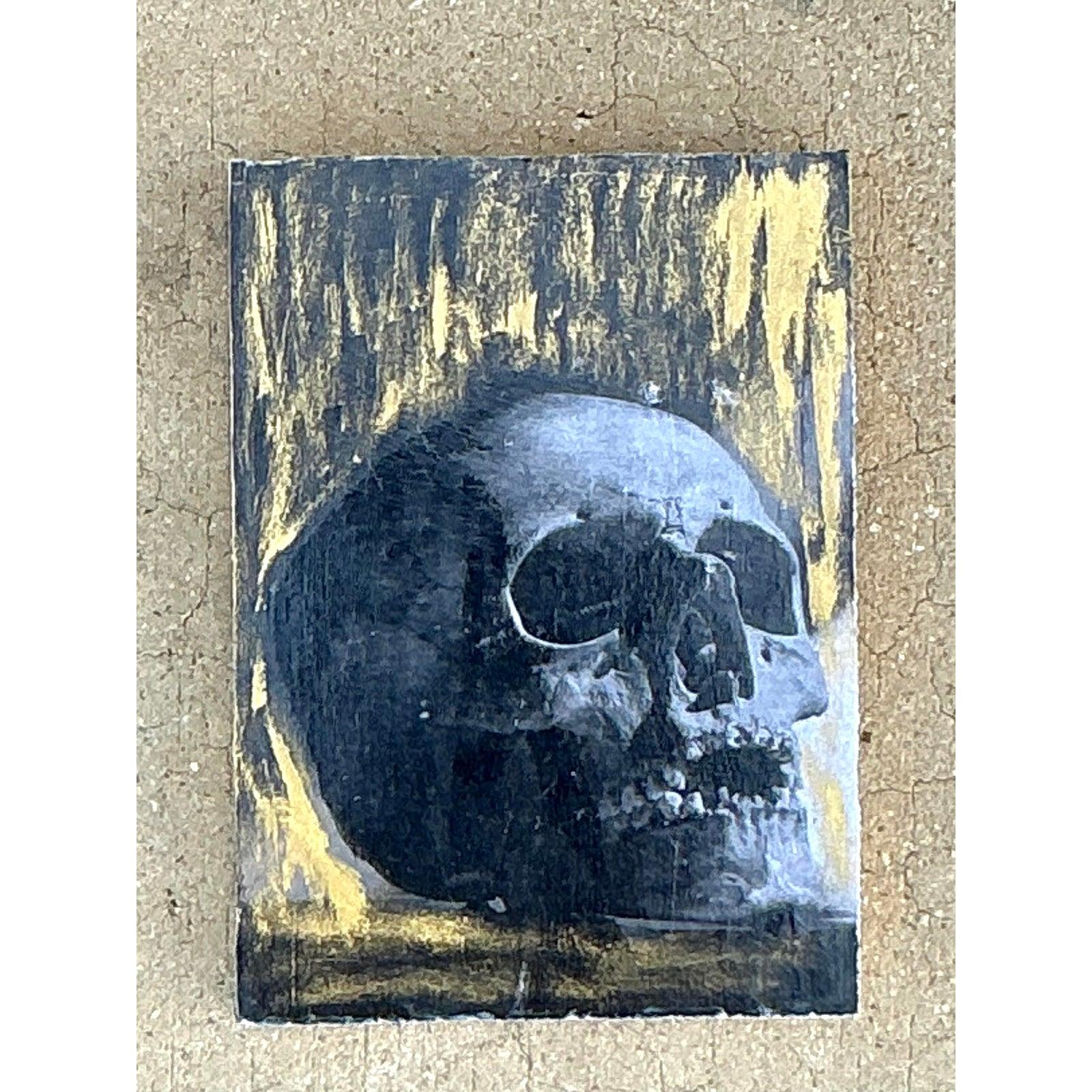 Entdecken Sie die fesselnde Anziehungskraft dieses abstrakten Totenkopf-Gemäldes im Vintage-Stil auf Pappe, ein Original-Kunstwerk, das böhmisches Lebensgefühl mit einem Hauch von dunkler Wissenschaft und modernem abstraktem Ausdruck verbindet.