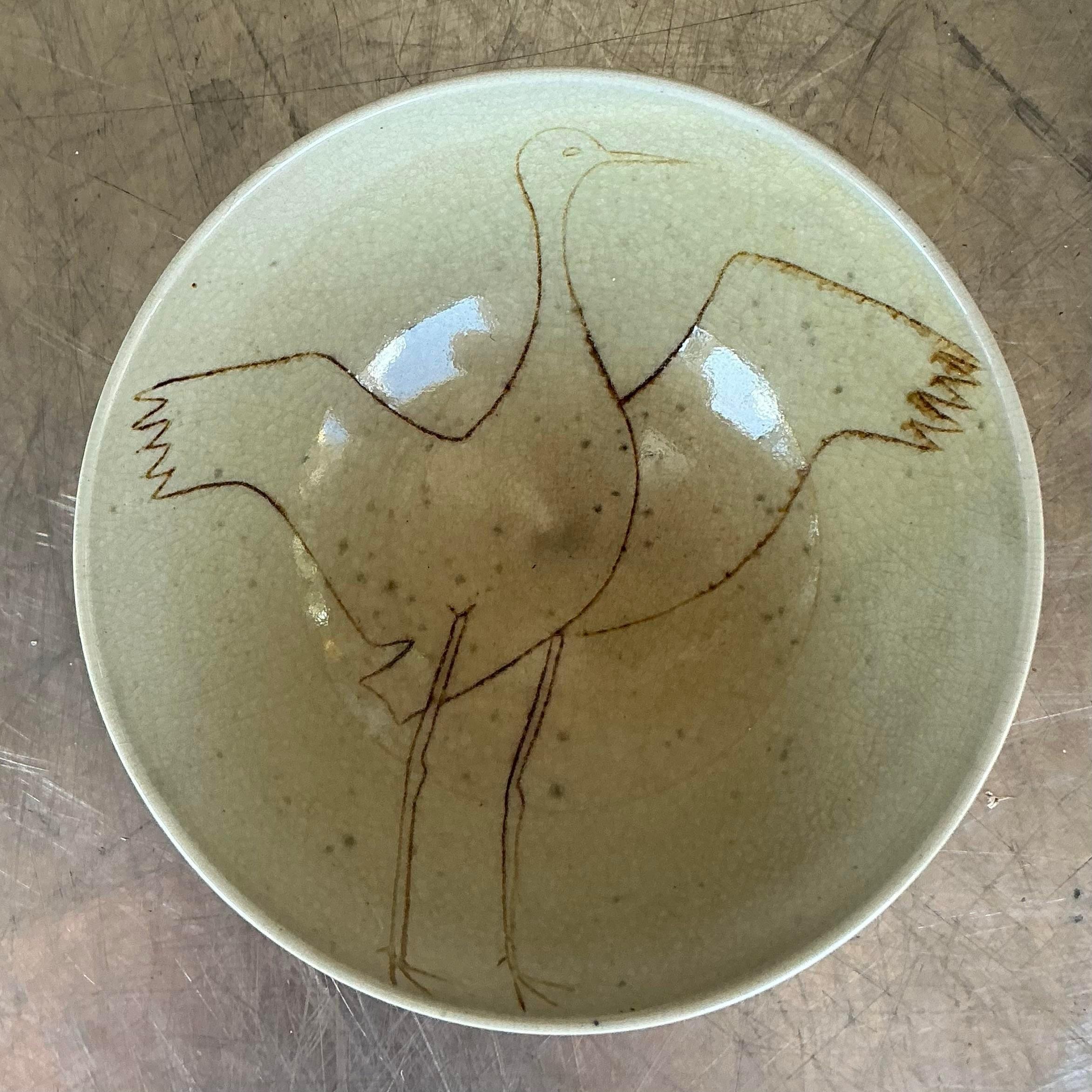 Infondi nel tuo spazio un'allure artistica con questa ciotola a gru vintage dello Studio Pottery. Realizzata a mano con dettagli intricati e tonalità della terra, questa ciotola unica presenta un grazioso disegno di gru, simbolo di pace ed eleganza.