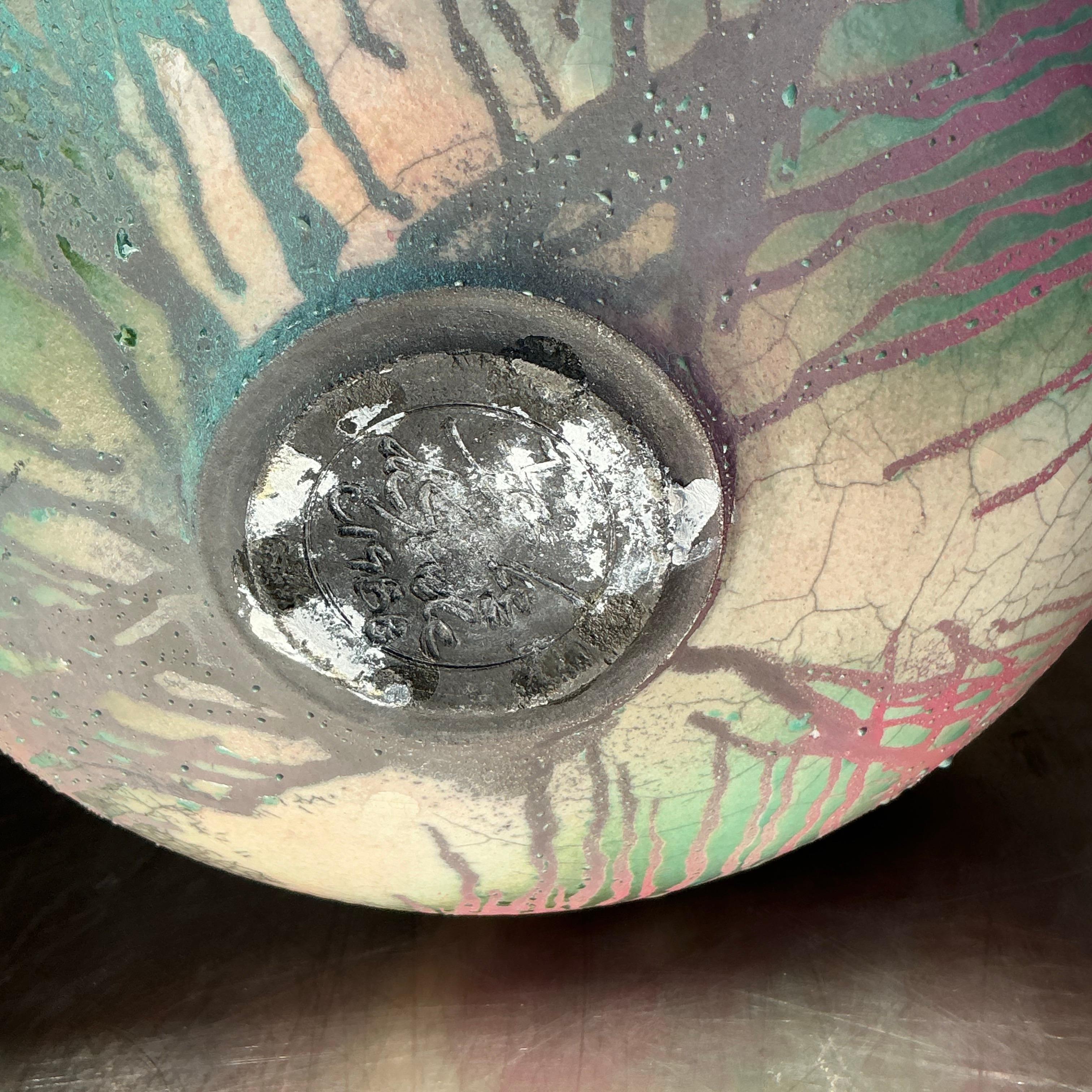 Introduisez un charme artisanal dans votre décor avec cette urne à couvercle Vintage Boho Original Studio Pottery. Fabriquée à la main, cette pièce unique arbore des tons terreux, des textures riches et des détails organiques qui célèbrent la beauté