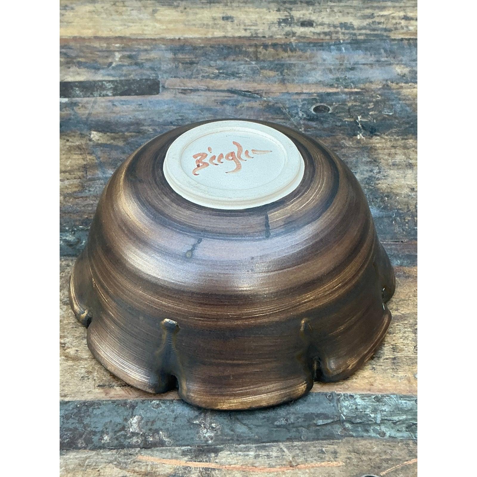 Introduci un tocco di contrasto scultoreo nel tuo arredamento con questa sorprendente ciotola vintage in Studio Pottery. Realizzato a mano con un resistente gres, questo pezzo è definito dal suo bordo artistico 