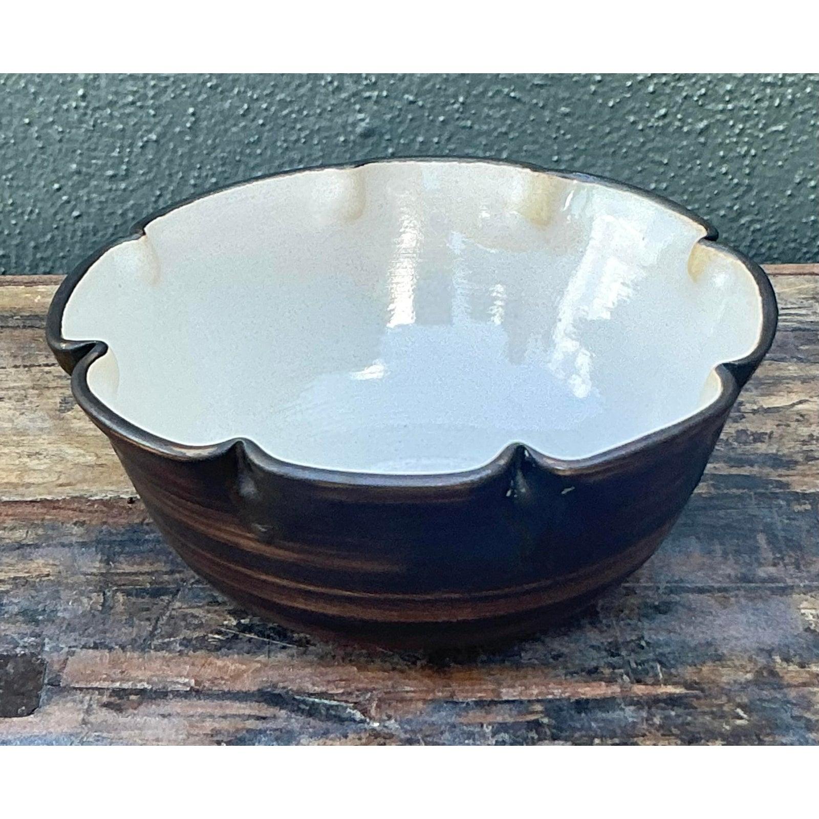 Minimalismo Ciotola d'epoca Boho Original Studio Pottery Nipped Bowl in vendita