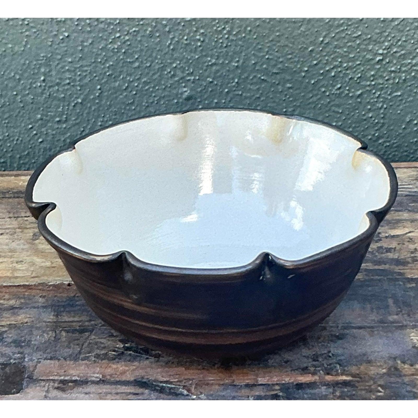 Ciotola d'epoca Boho Original Studio Pottery Nipped Bowl In condizioni buone in vendita a West Palm Beach, FL